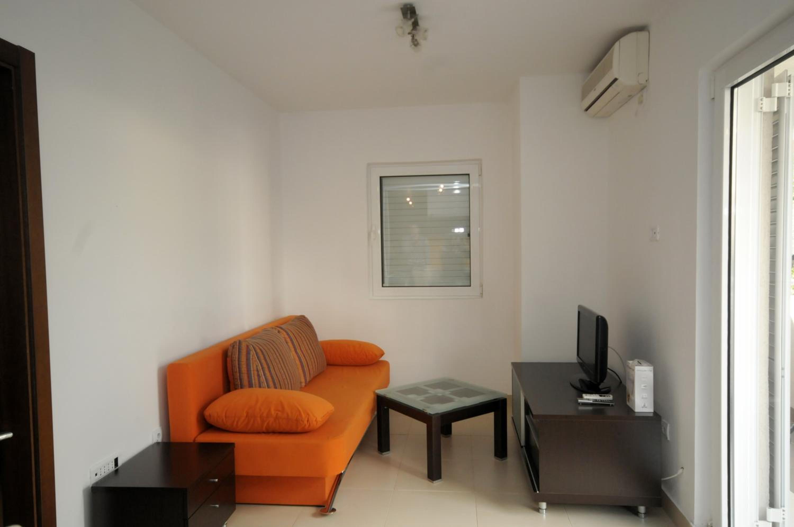 One-Bedroom Apartment - Photo 2