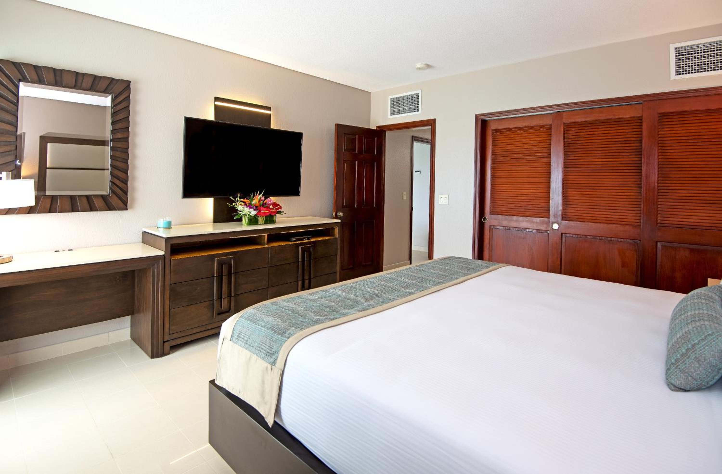 One-Bedroom Suite with Sea View with Fully Equipped Kitchen, Oceanfront - Photo 9