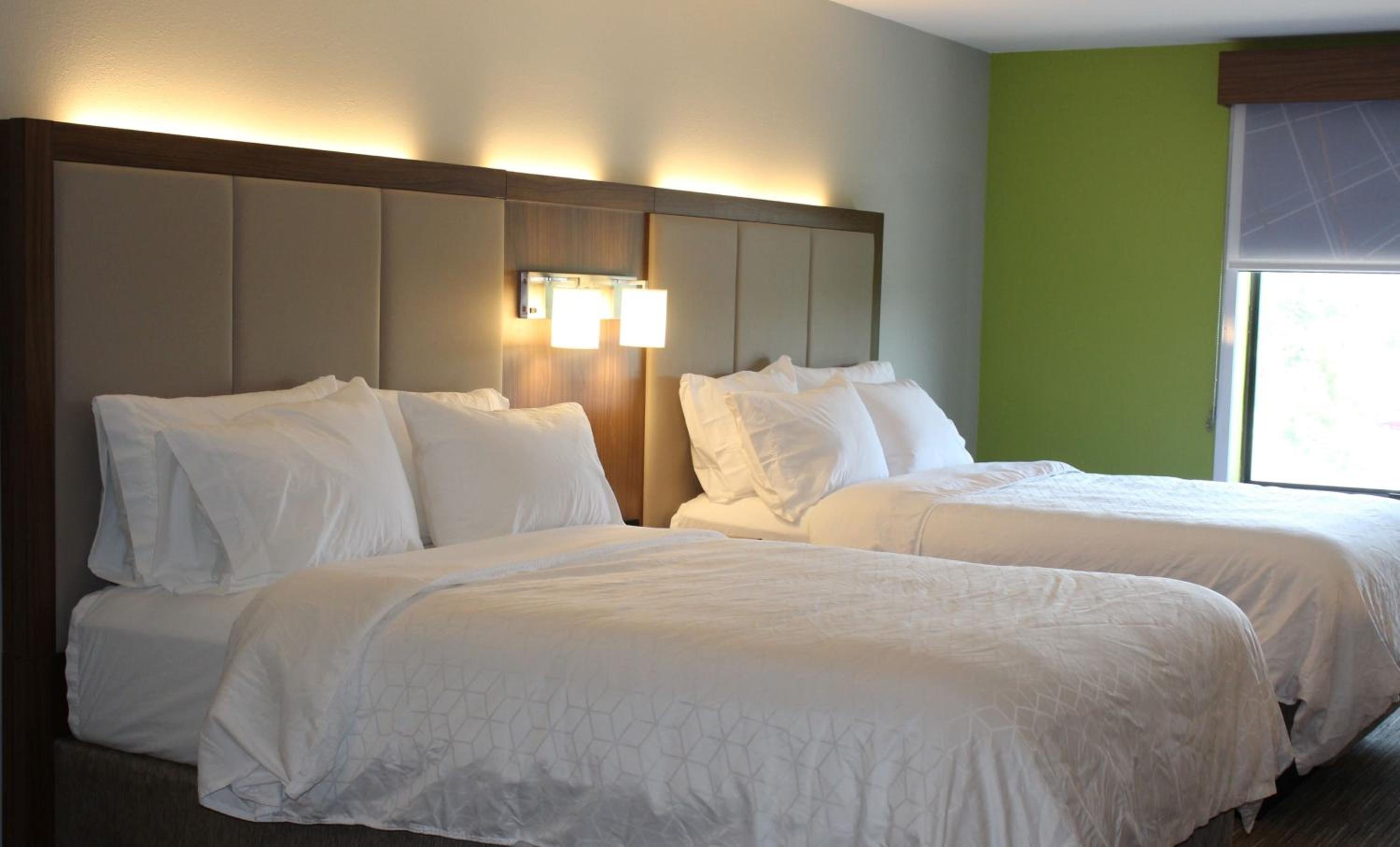Standard Queen Room with Two Queen Beds - Photo 3