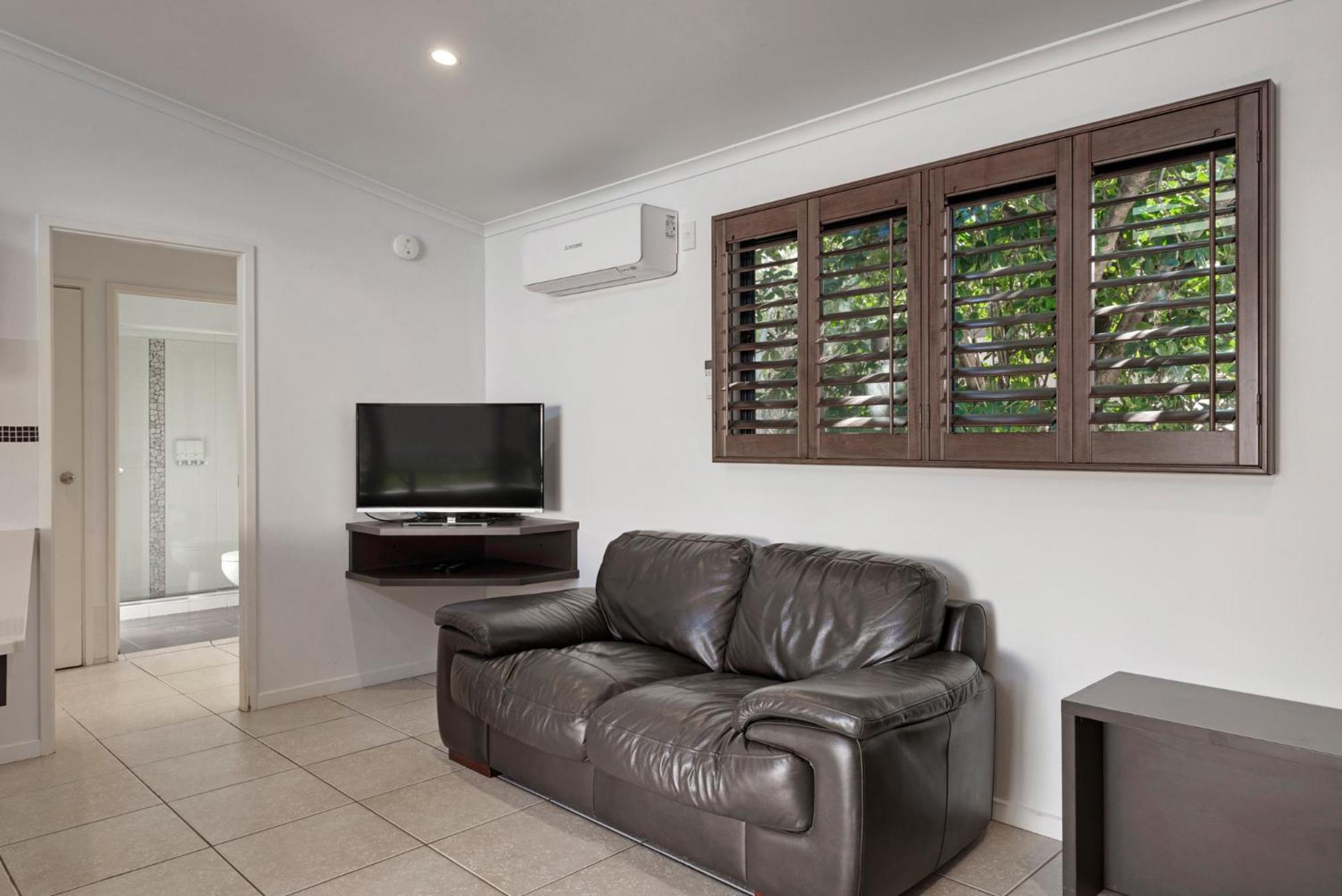 Deluxe 2 Bedroom Cabin - Sleeps 6 (1 Queen, 2 Bunks)