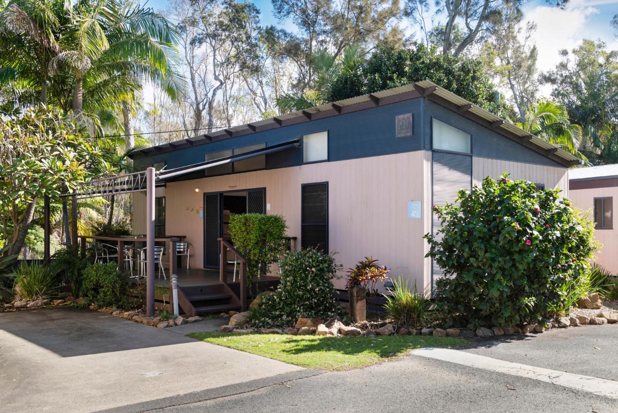 Deluxe 2 Bedroom Cabin - Sleeps 6 (1 Queen, 2 Bunks) photo 2