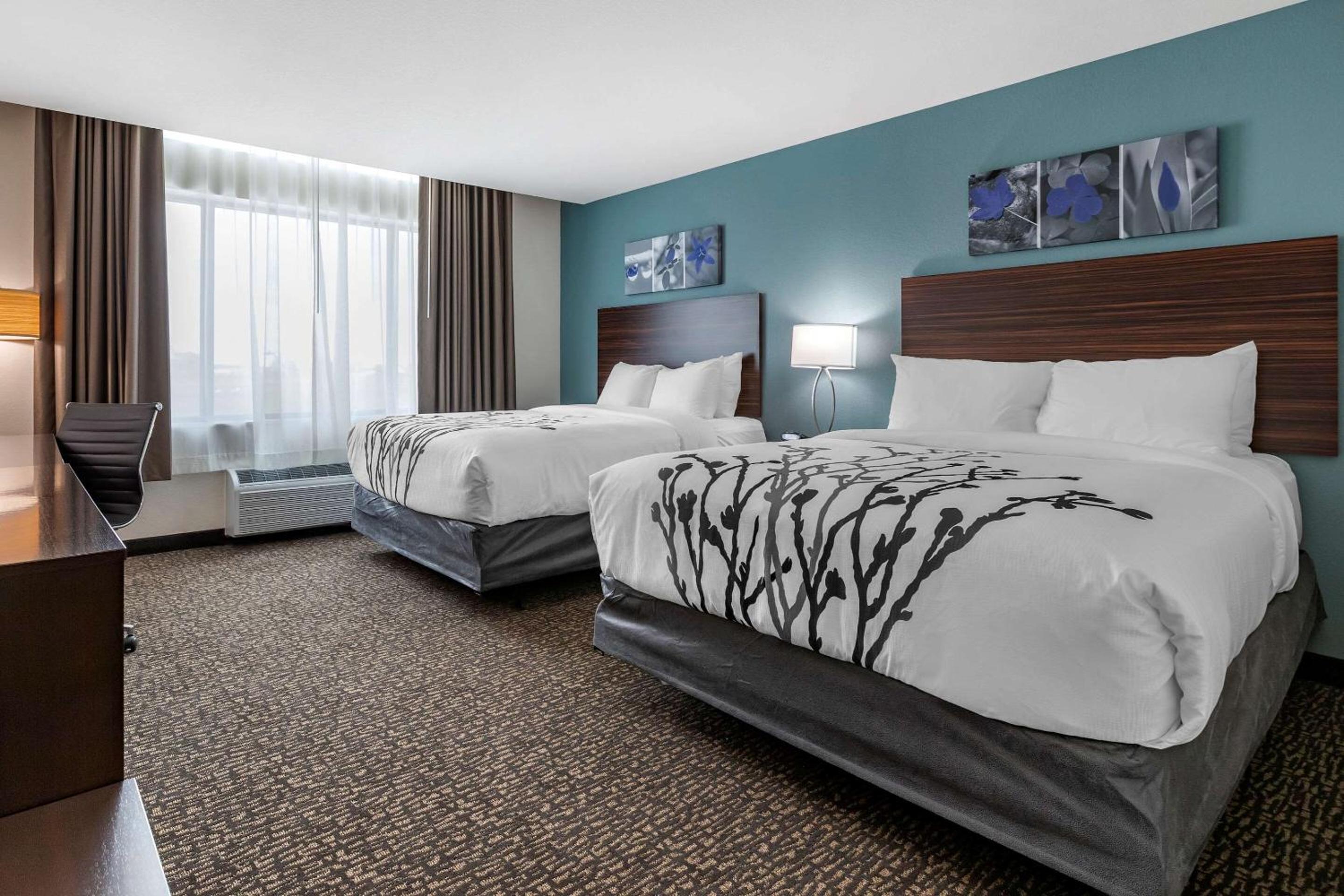 Queen Room with Two Queen Beds - Non-Smoking - Photo 8