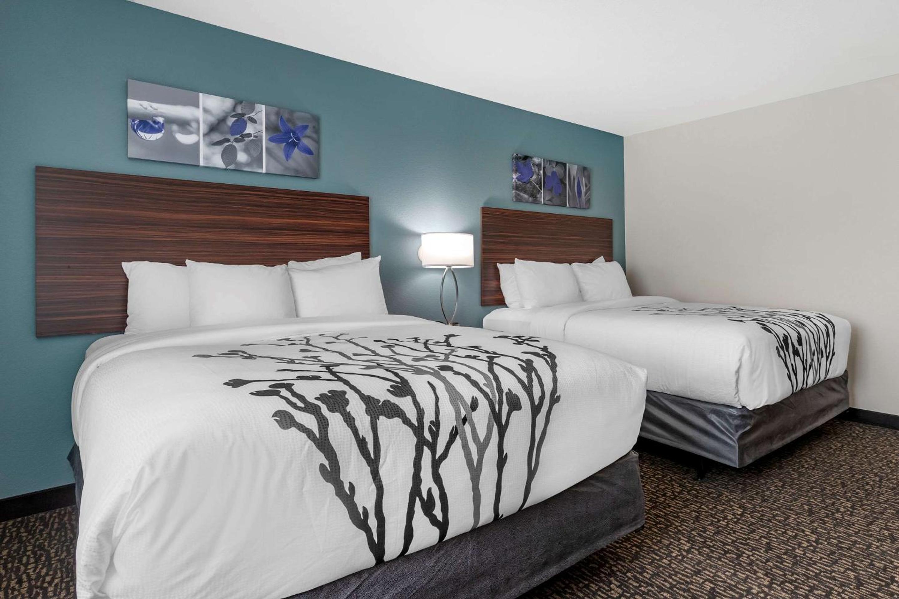 Queen Room with Two Queen Beds - Non-Smoking - Photo 9