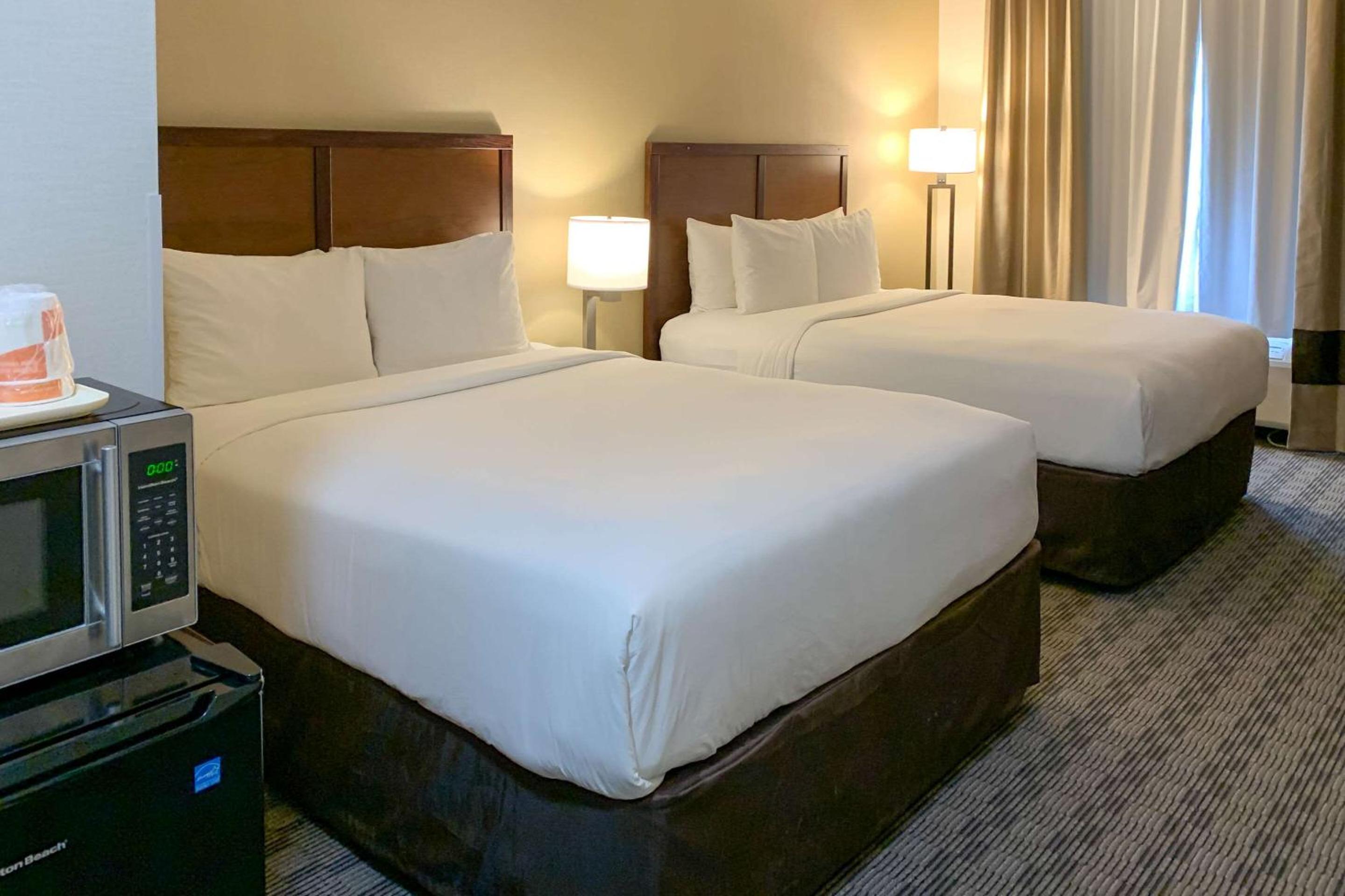 Queen Room with Two Queen Beds - Non-Smoking - Photo 2