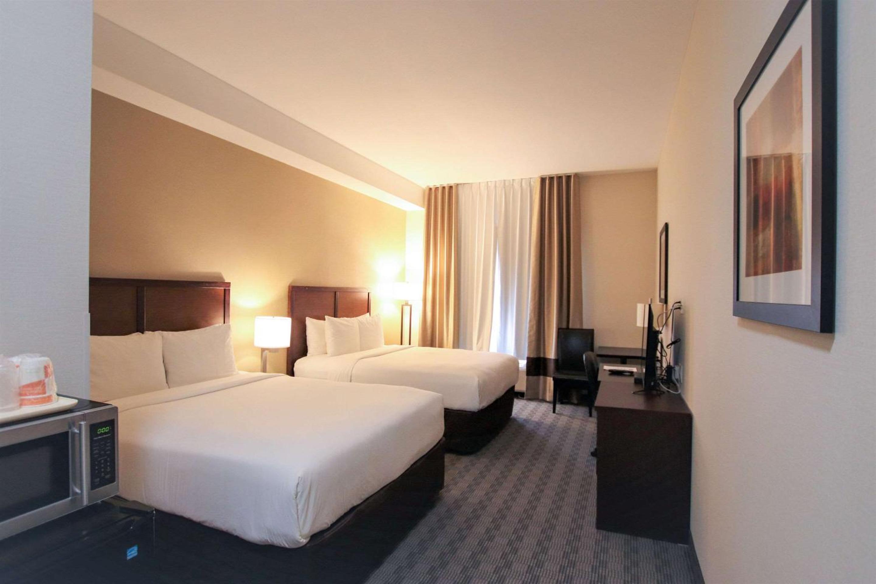 Queen Room with Two Queen Beds - Non-Smoking - Photo 7