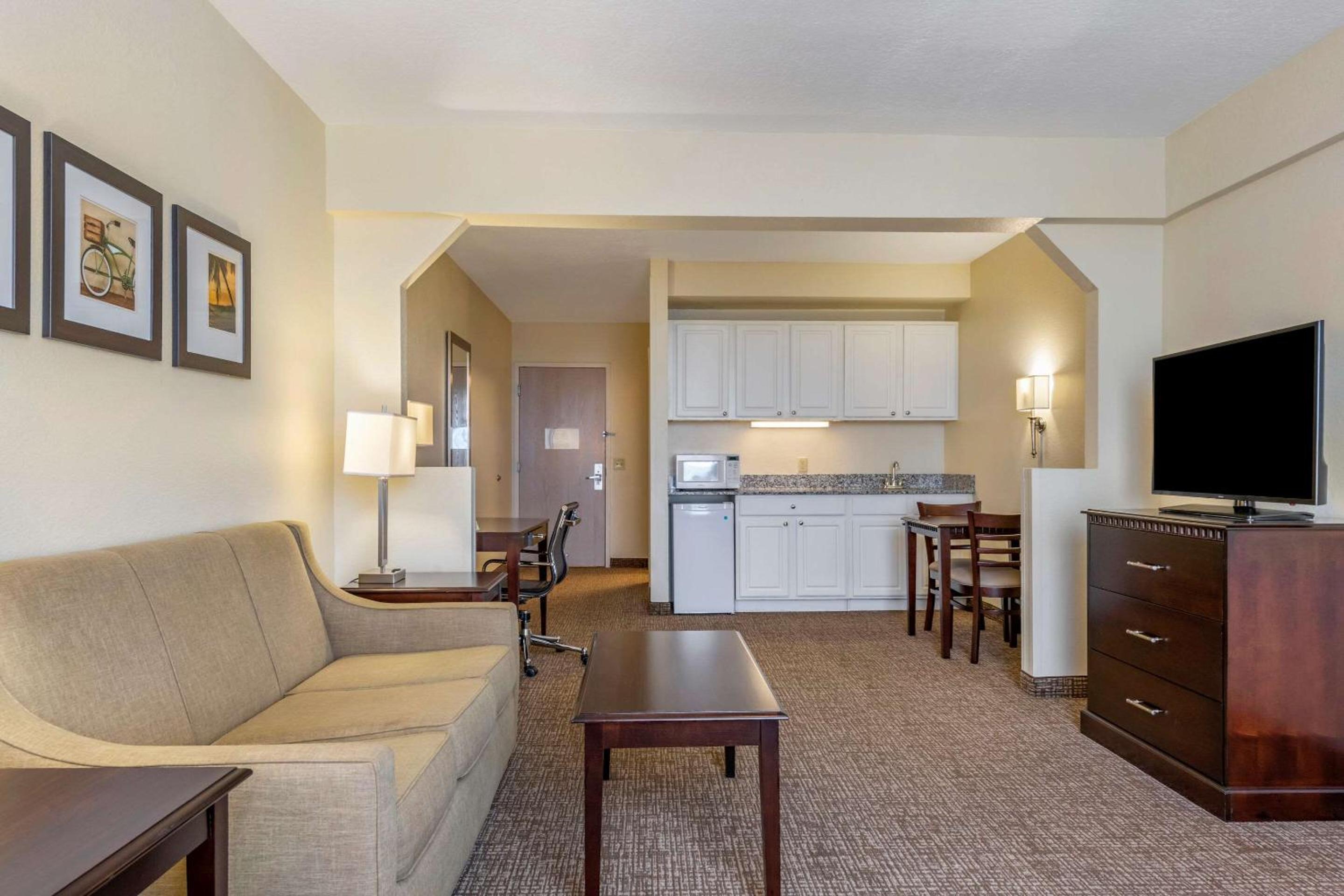 One-Bedroom King Suite with Two Bathrooms