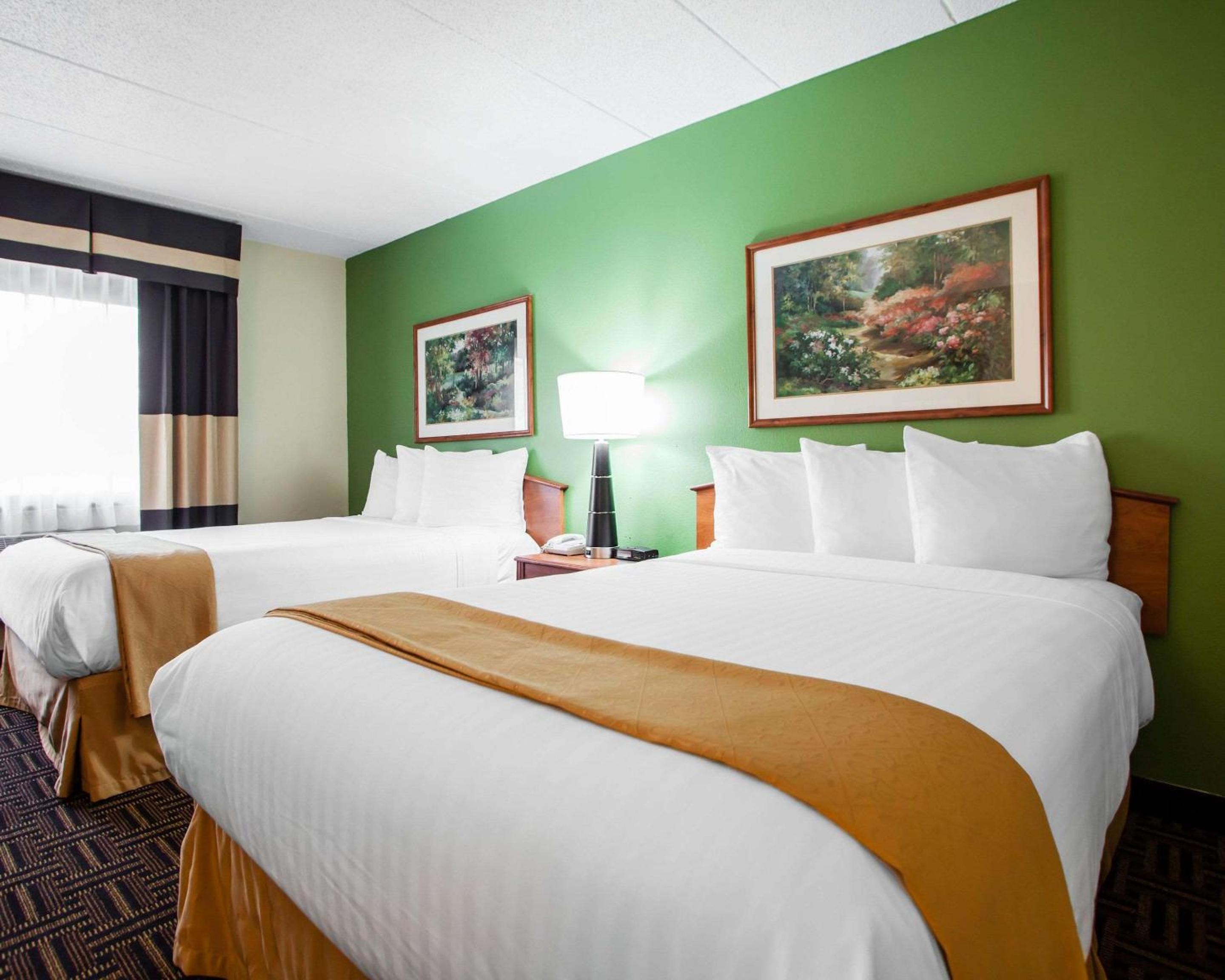 Queen Room with Two Queen Beds - Non-Smoking - Photo 1