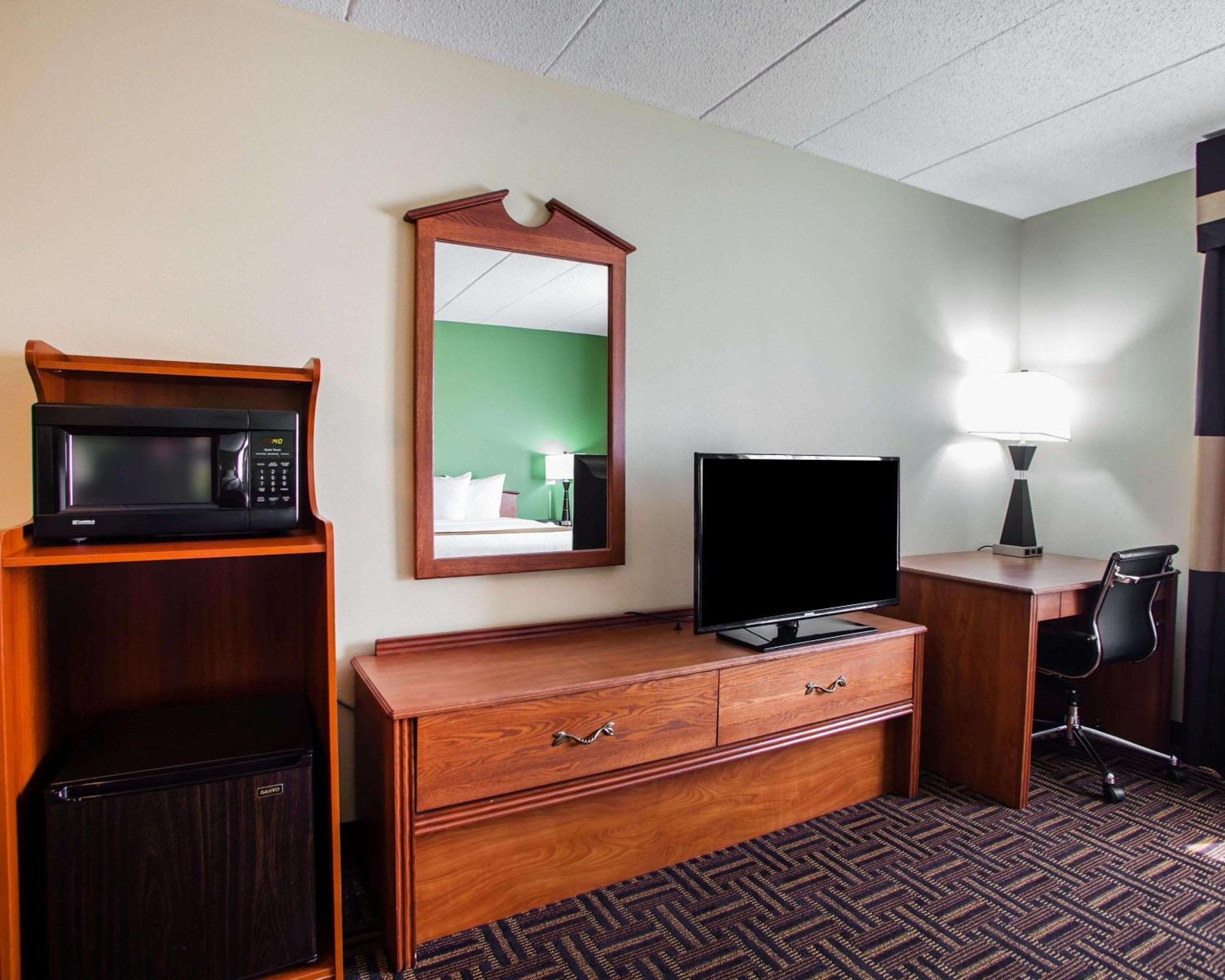 Queen Room with Two Queen Beds - Non-Smoking - Photo 4