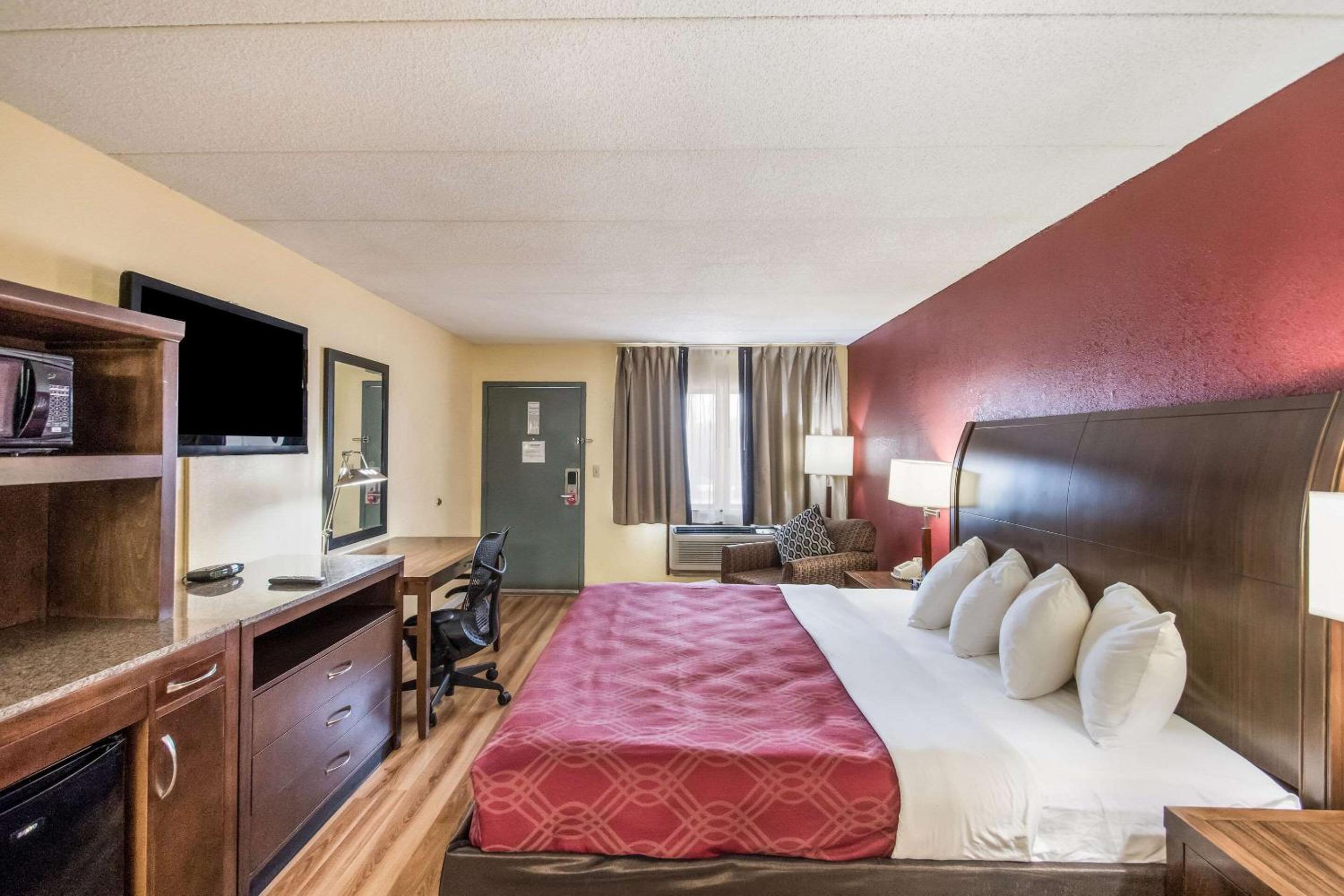 King Room - Non-Smoking - Photo 3