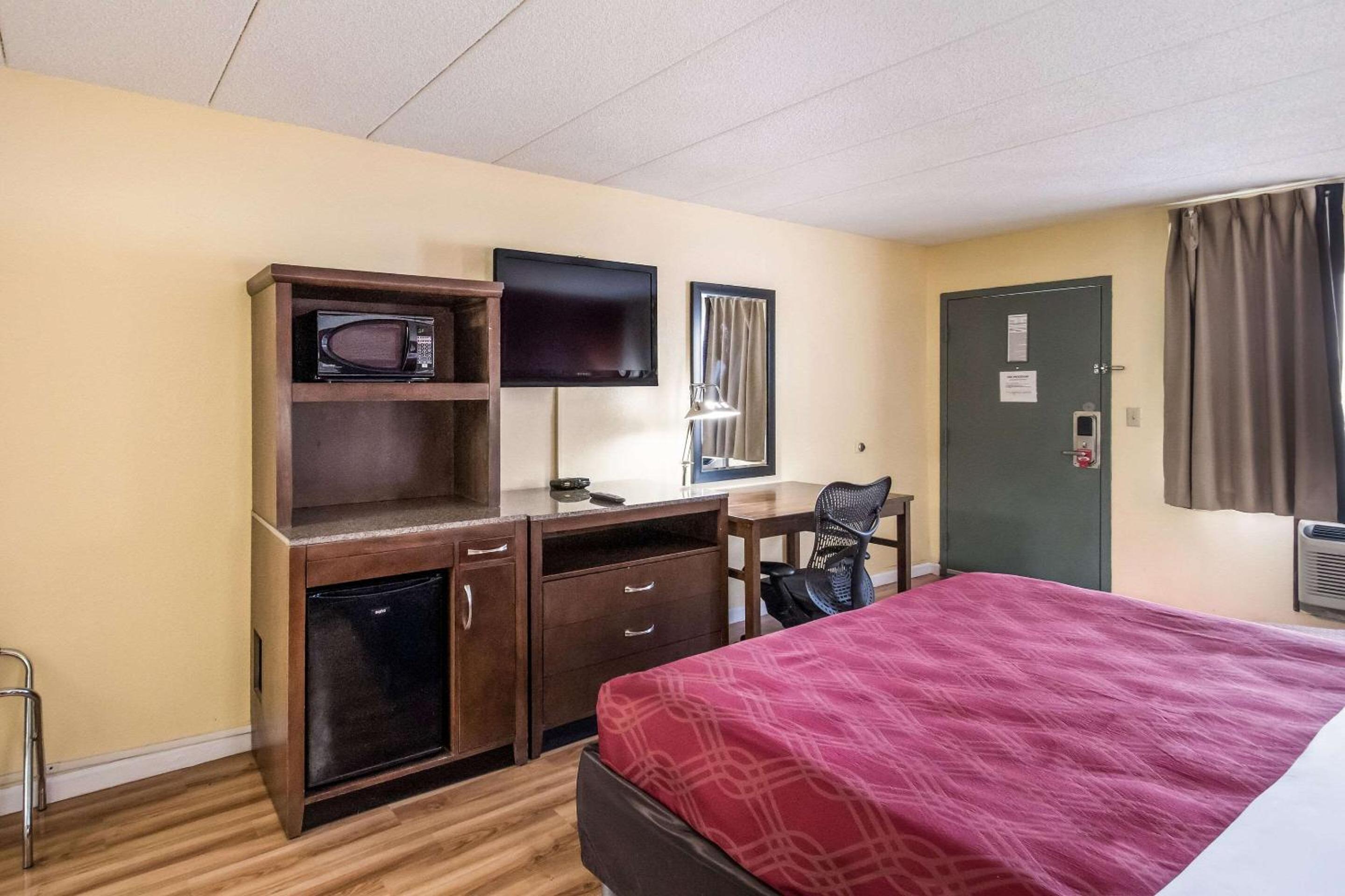 King Room - Non-Smoking - Photo 2