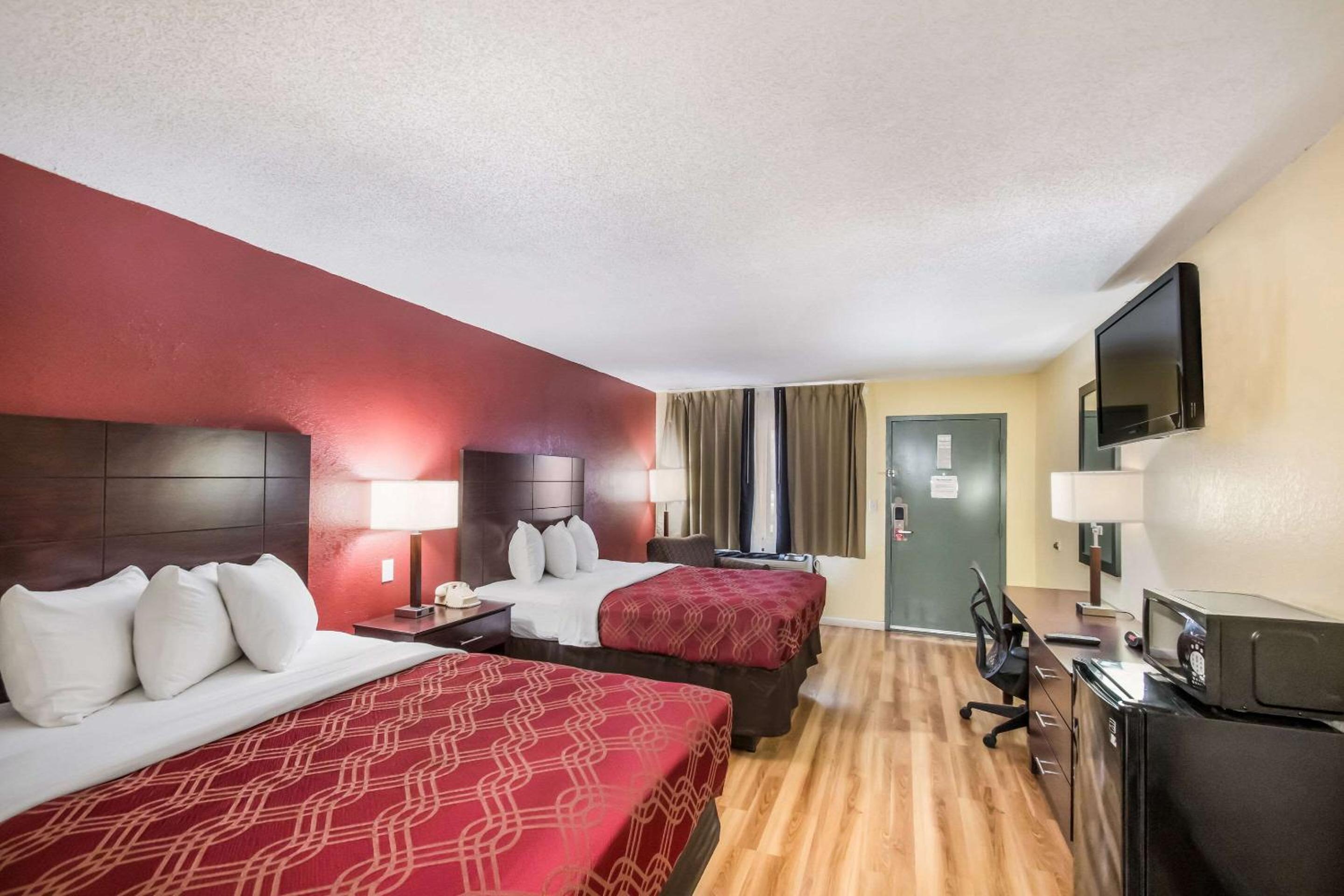 Queen Room with Two Queen Beds - Non-Smoking - Photo 2