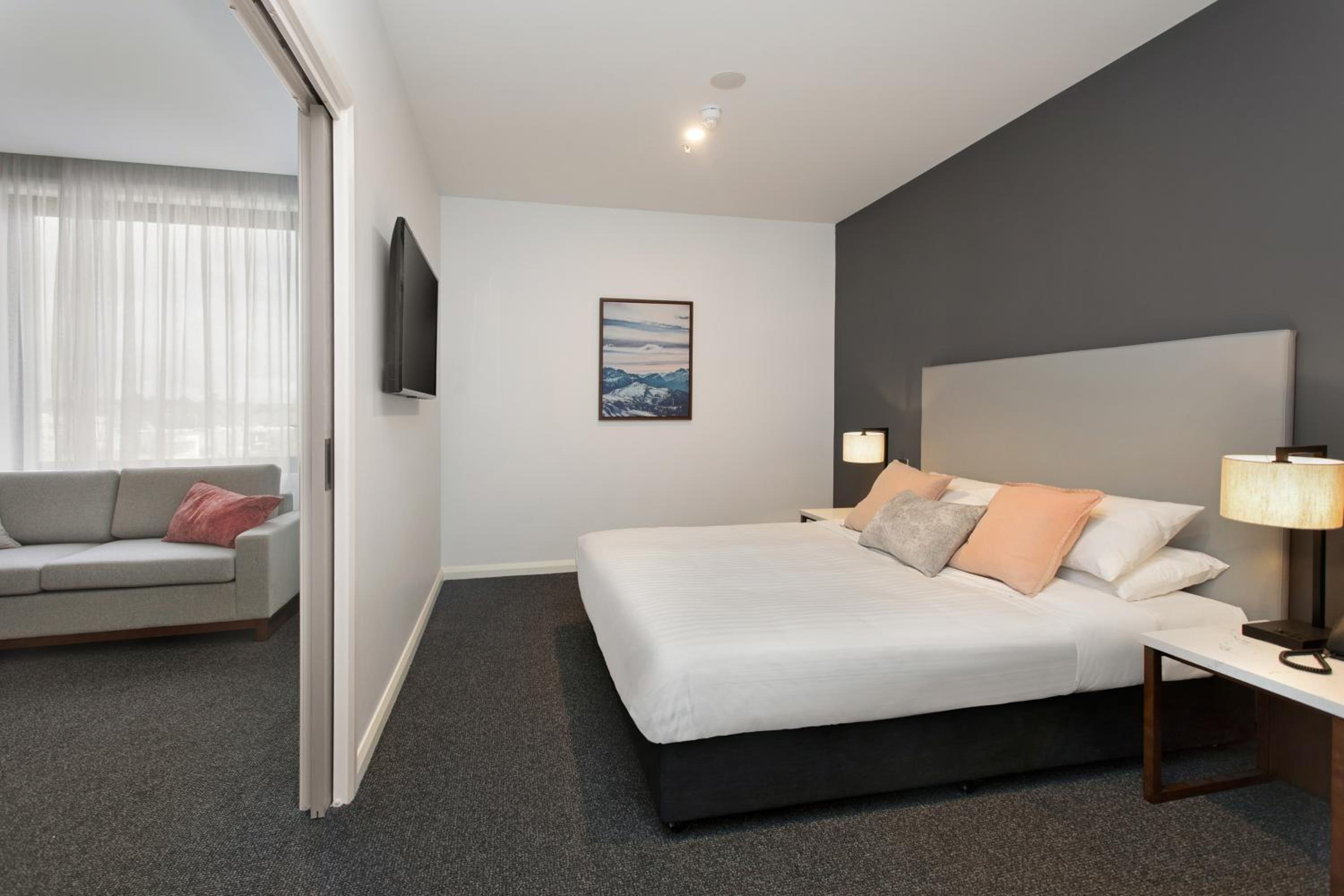 Suite with One King and One Sofa Bed photo 2