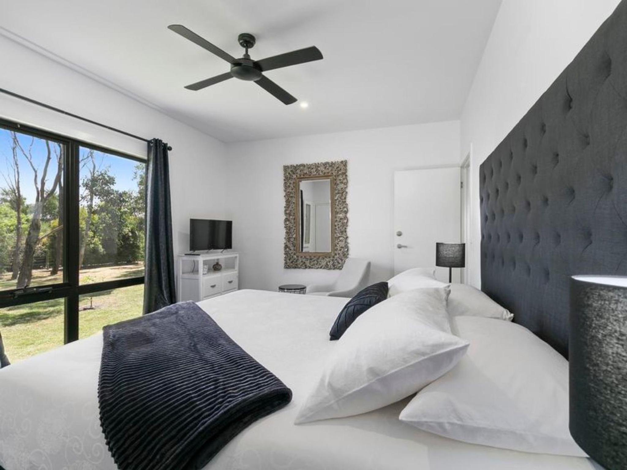 Deluxe King Suite photo 2
