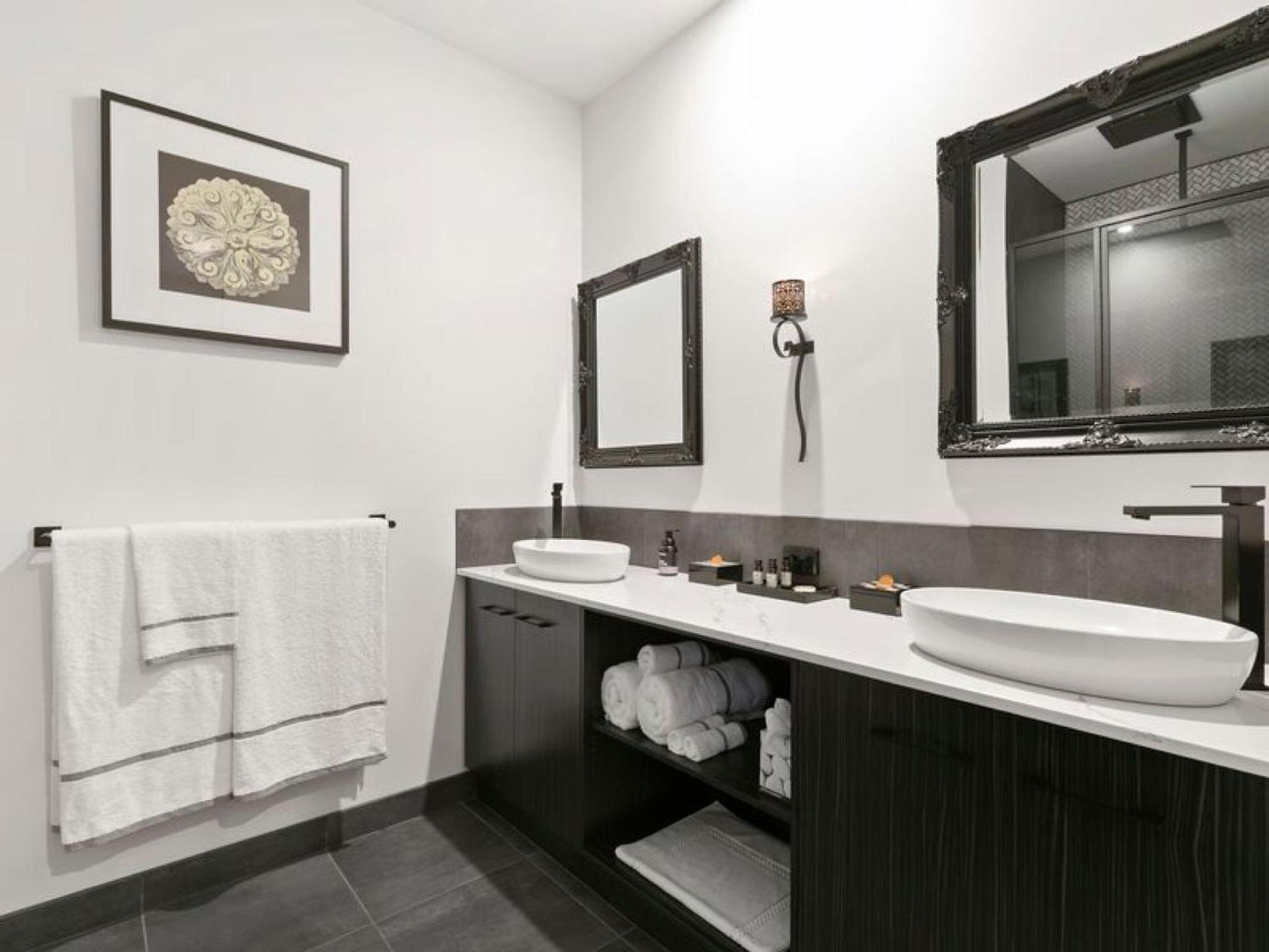 Deluxe King Suite photo 3
