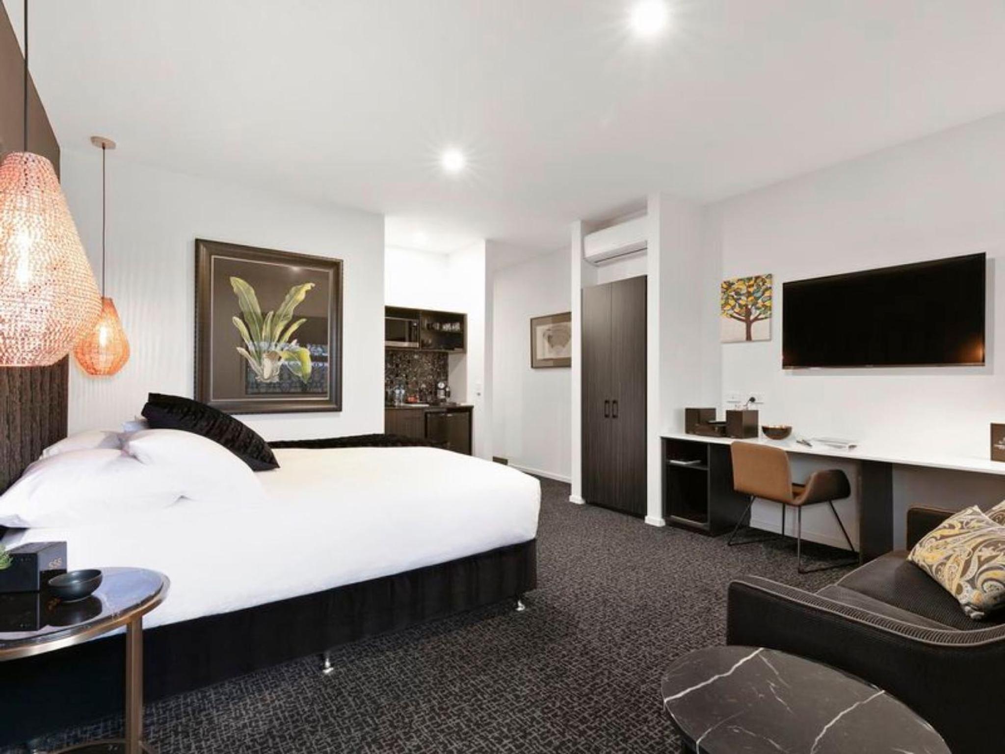 Deluxe King Suite photo 2
