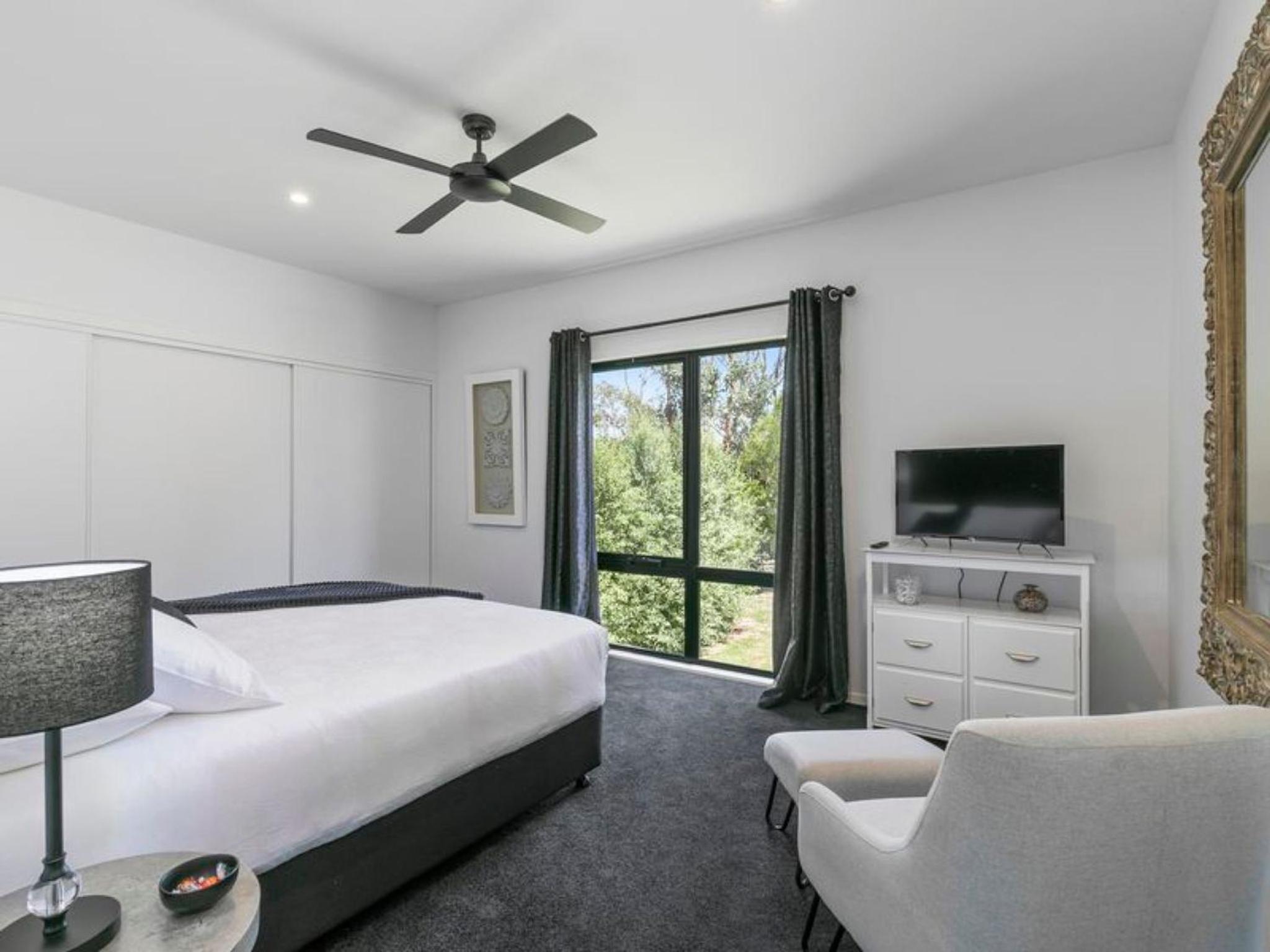 Deluxe King Suite photo 1