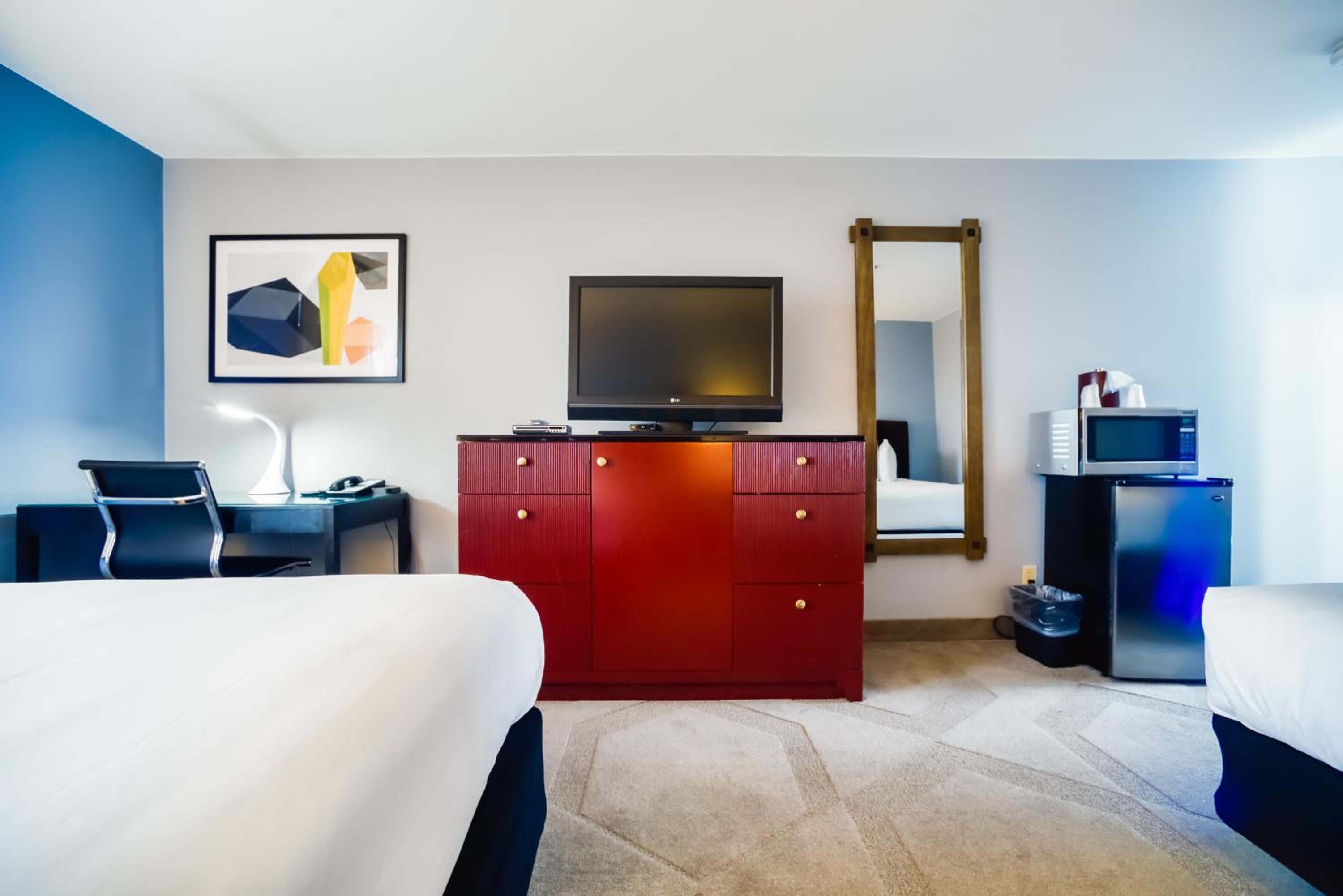 Queen Room with Two Queen Beds - Photo 3