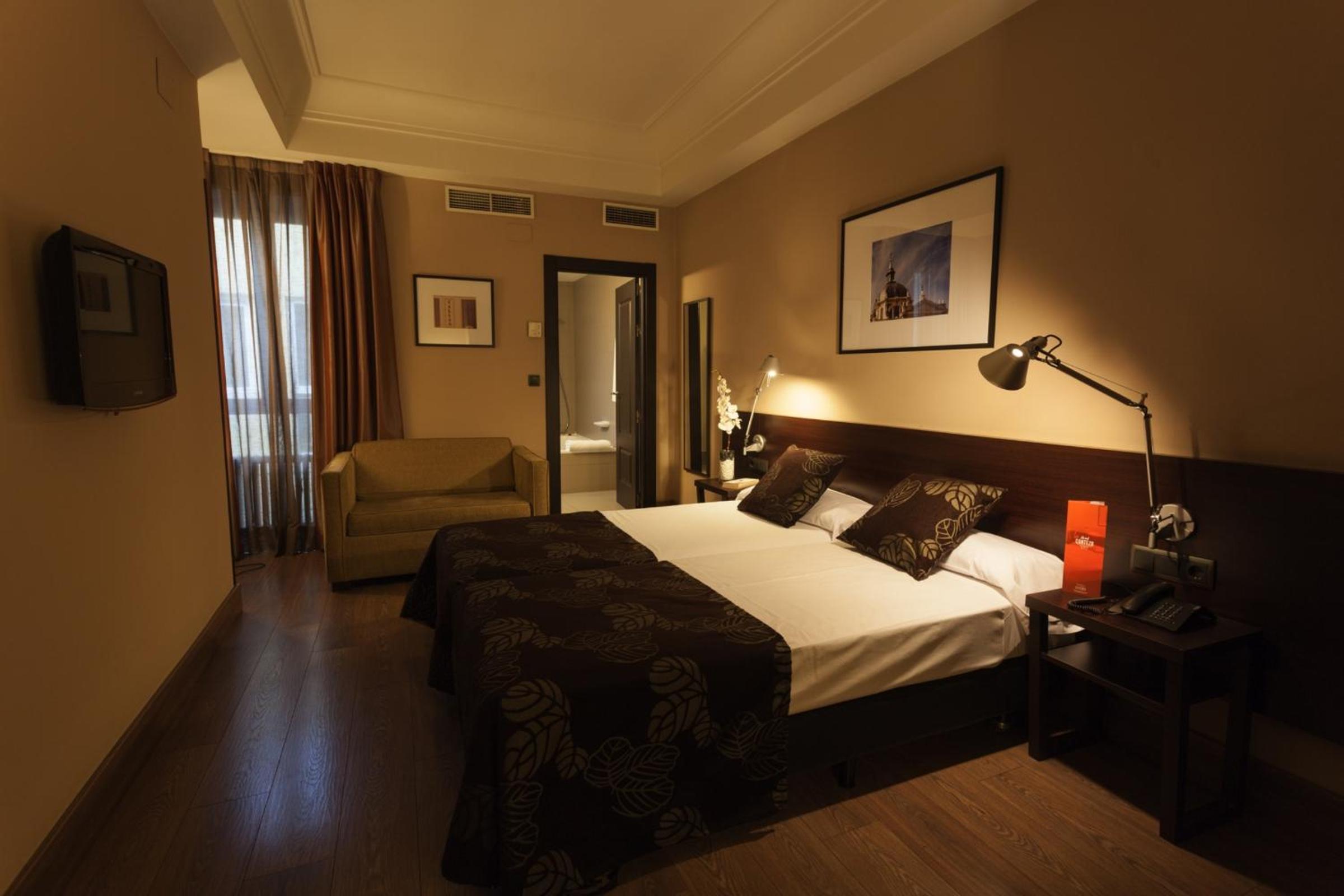 Double or Twin Room - Photo 10