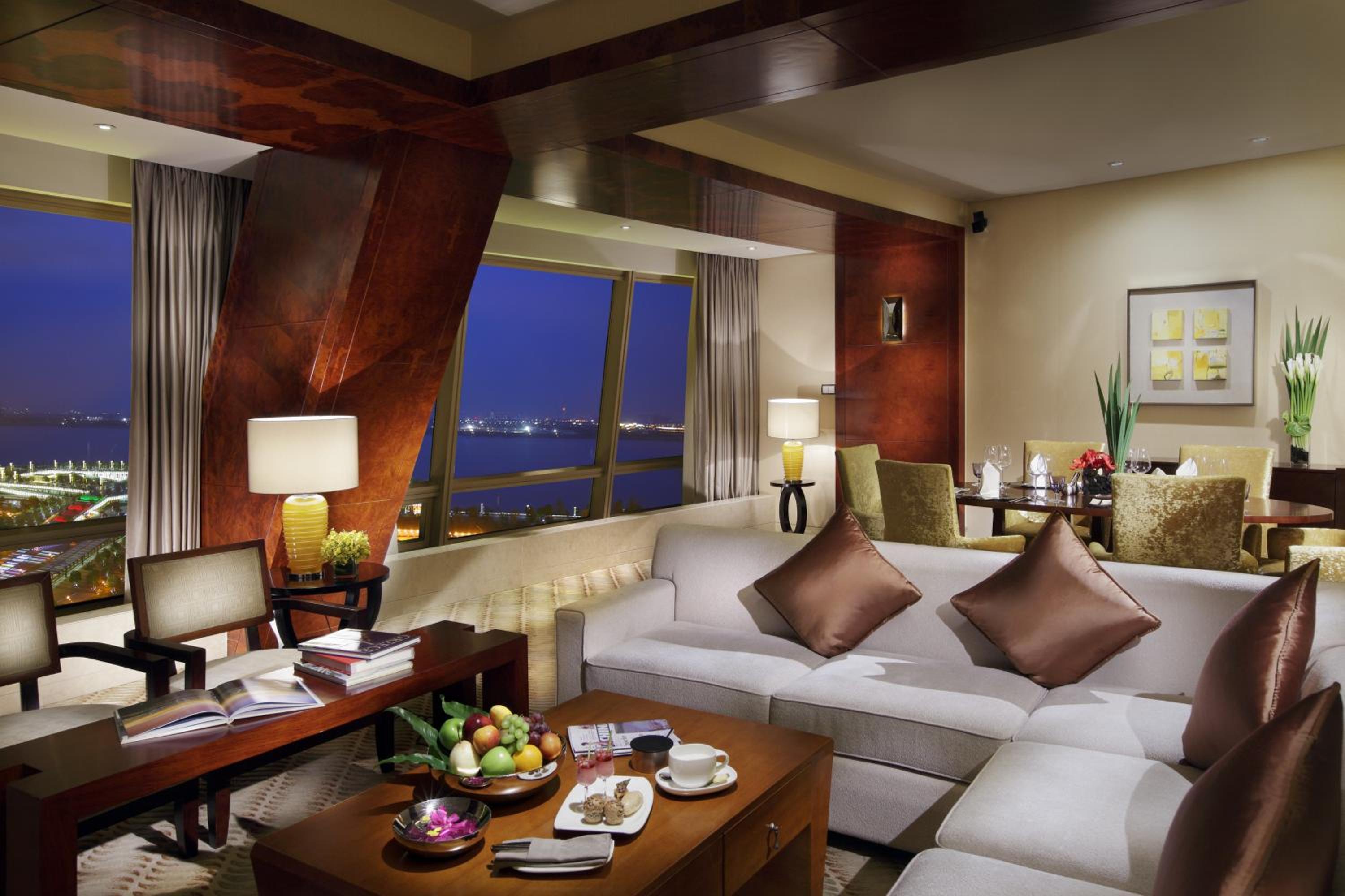 One-Bedroom King Suite with River View - Lounge Access - Photo 2