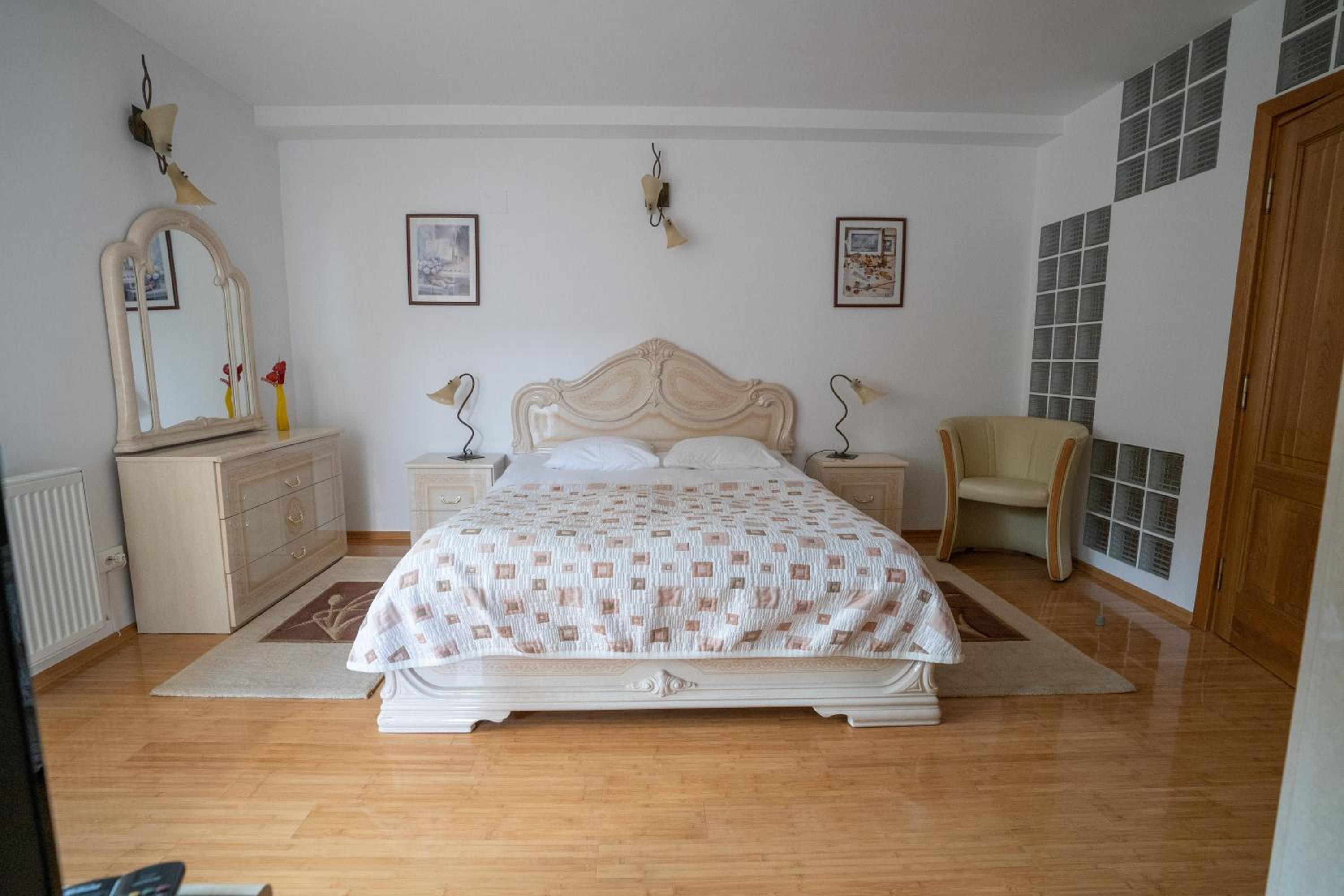 Superior One-Bedroom Suite - Photo 2