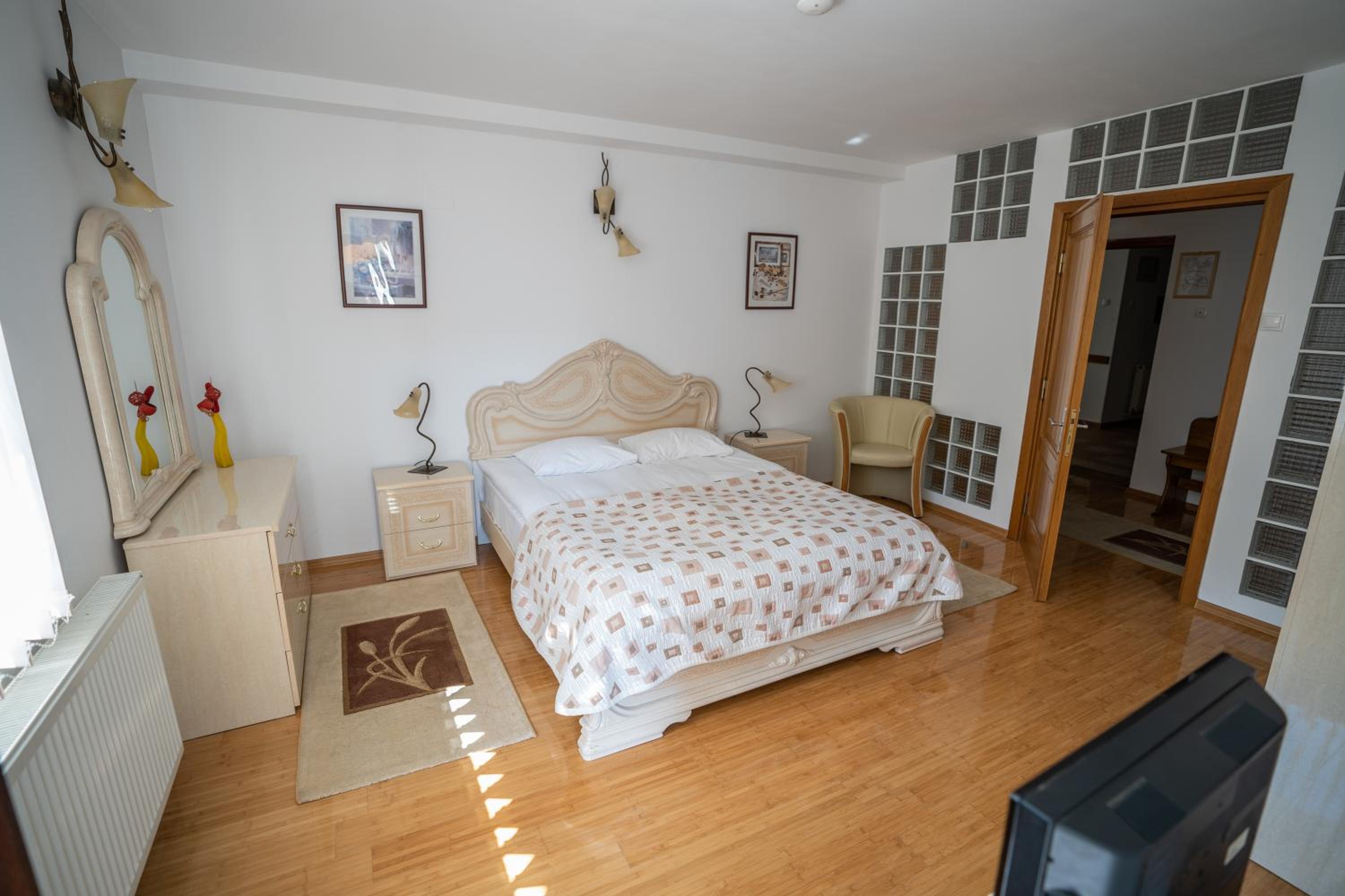 Superior One-Bedroom Suite - Photo 5