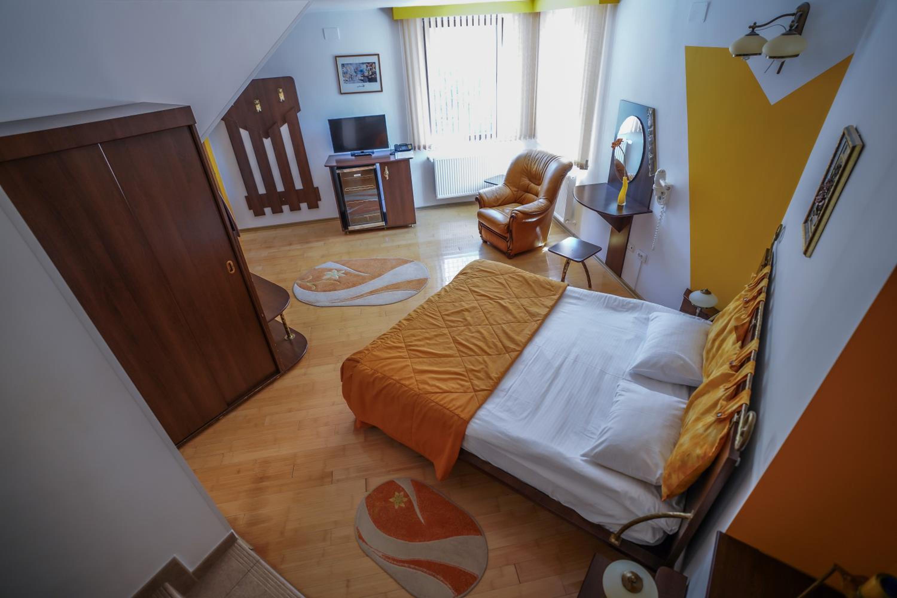 Double Room - Photo 3