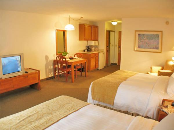Queen Room with Two Queen Beds - Non-Smoking photo 2