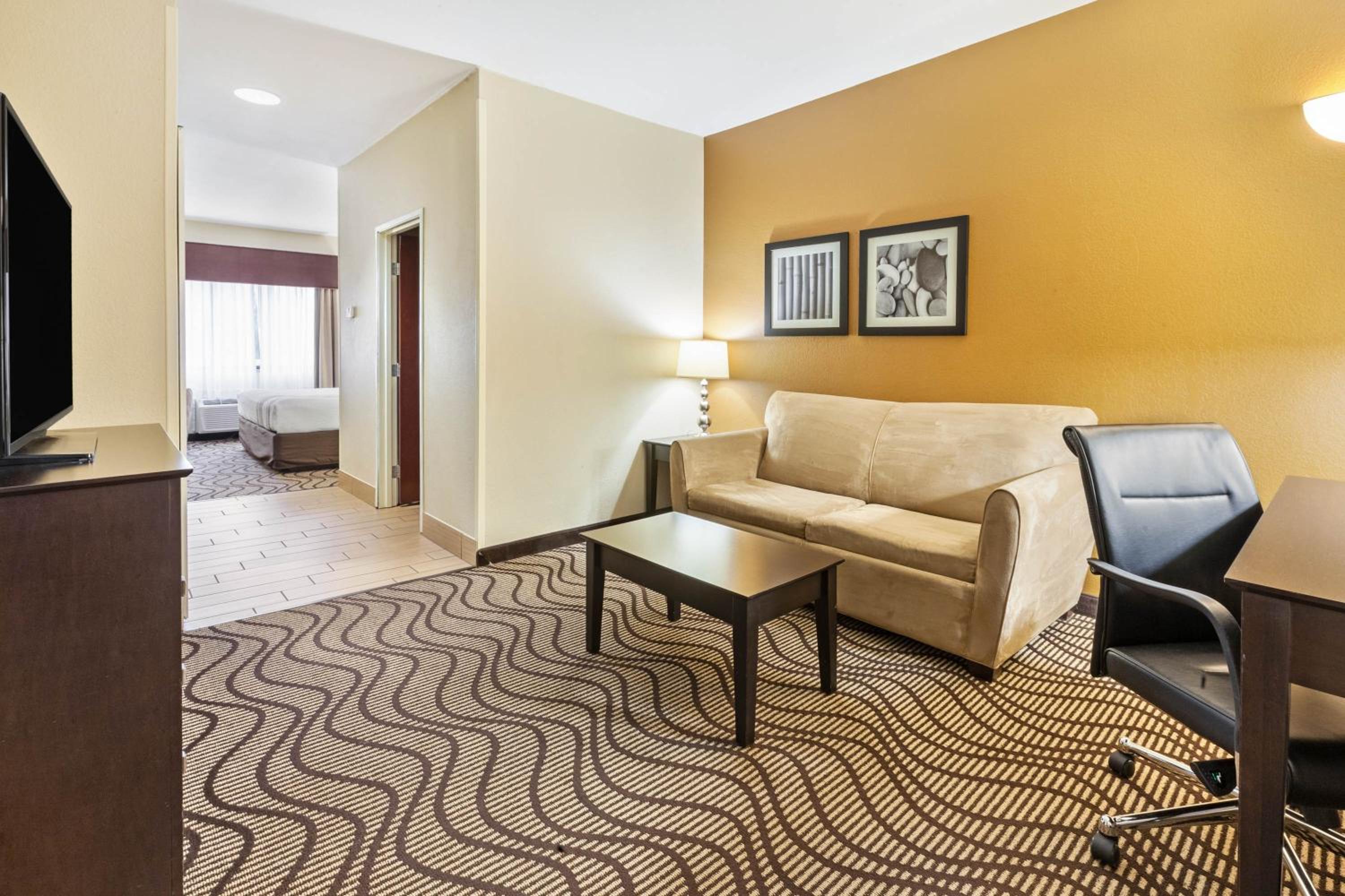 King Room with Sofa Bed - Photo 3