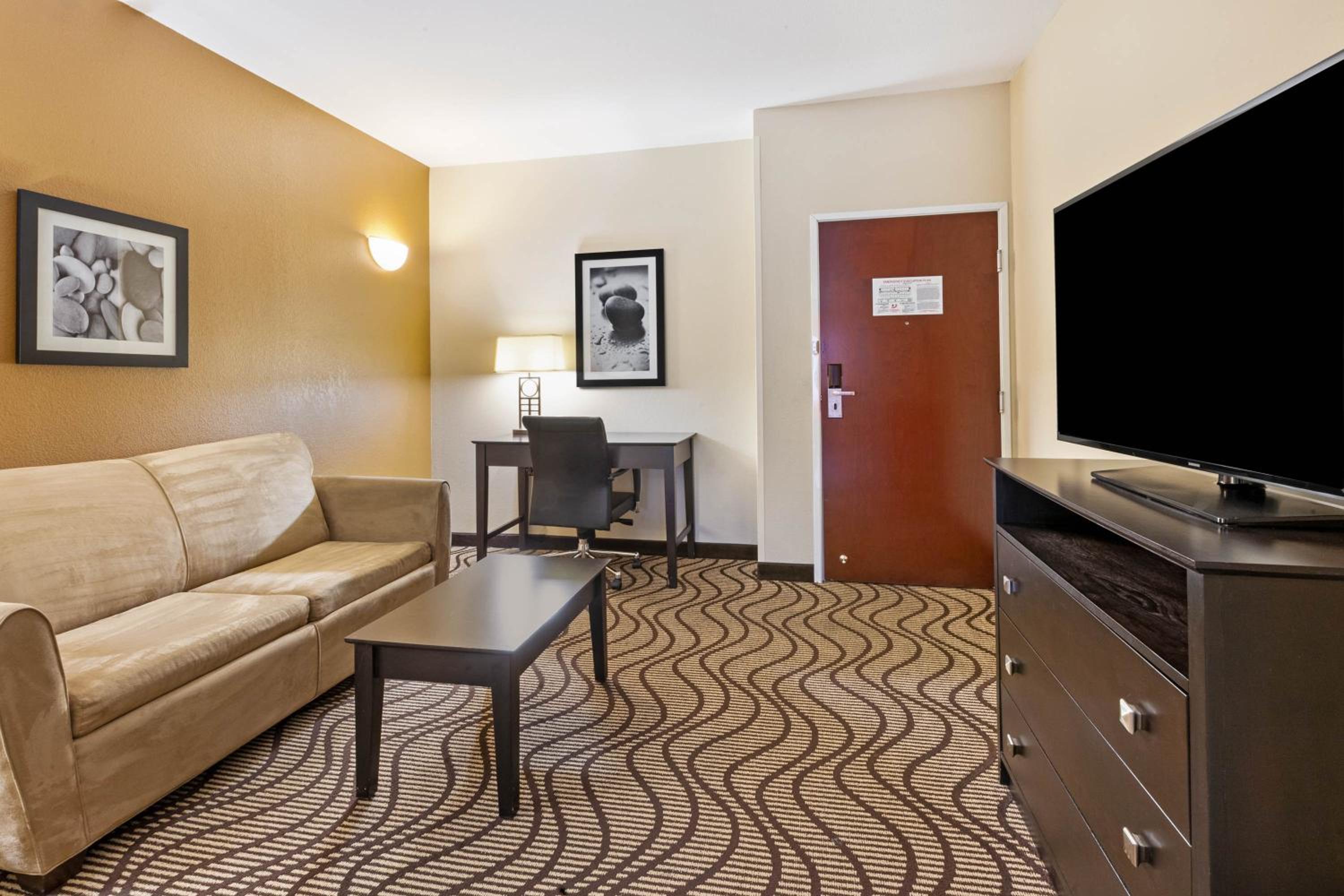 King Room with Sofa Bed - Photo 2