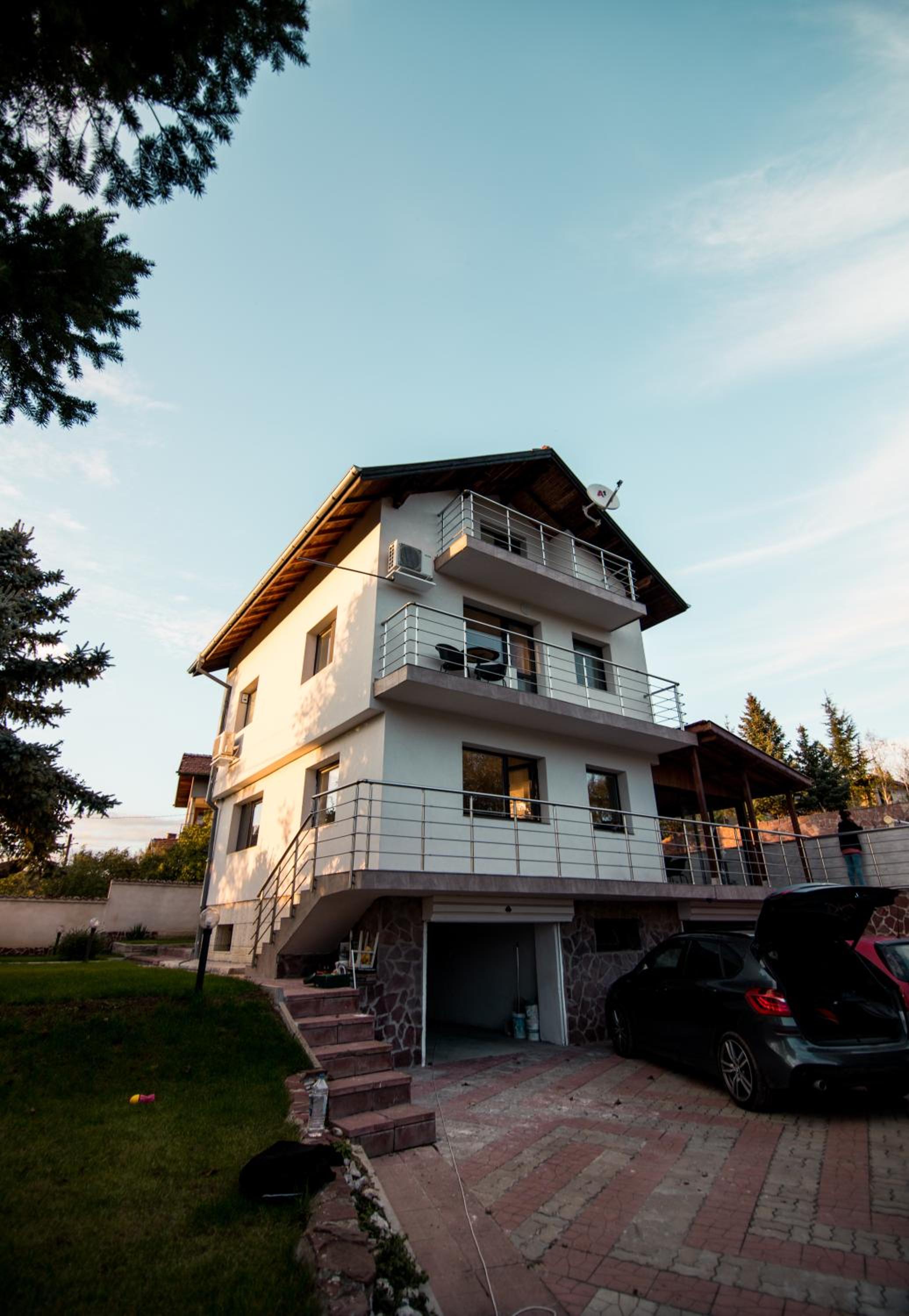 Five-Bedroom House photo 3