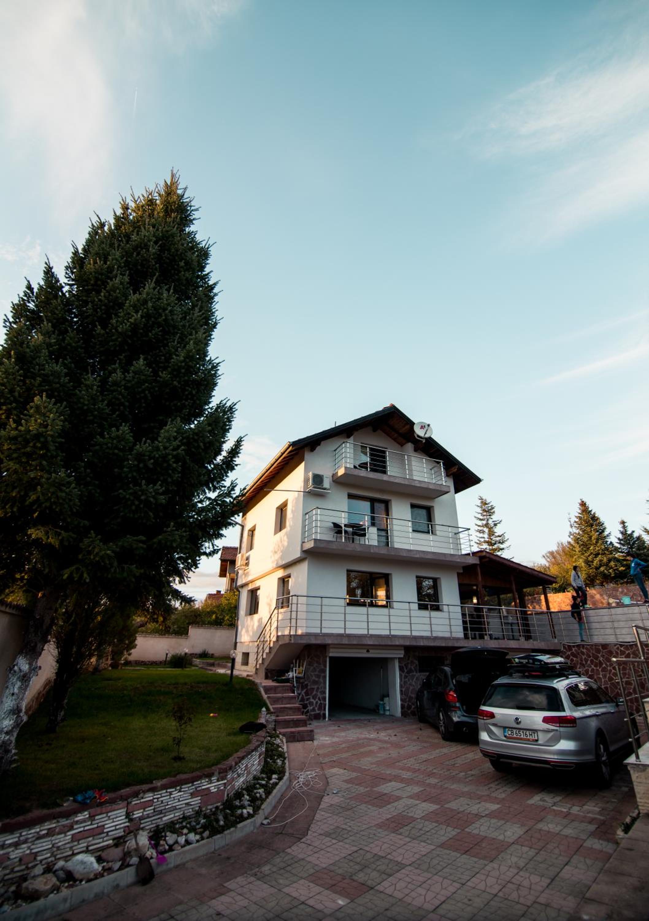 Five-Bedroom House photo 2