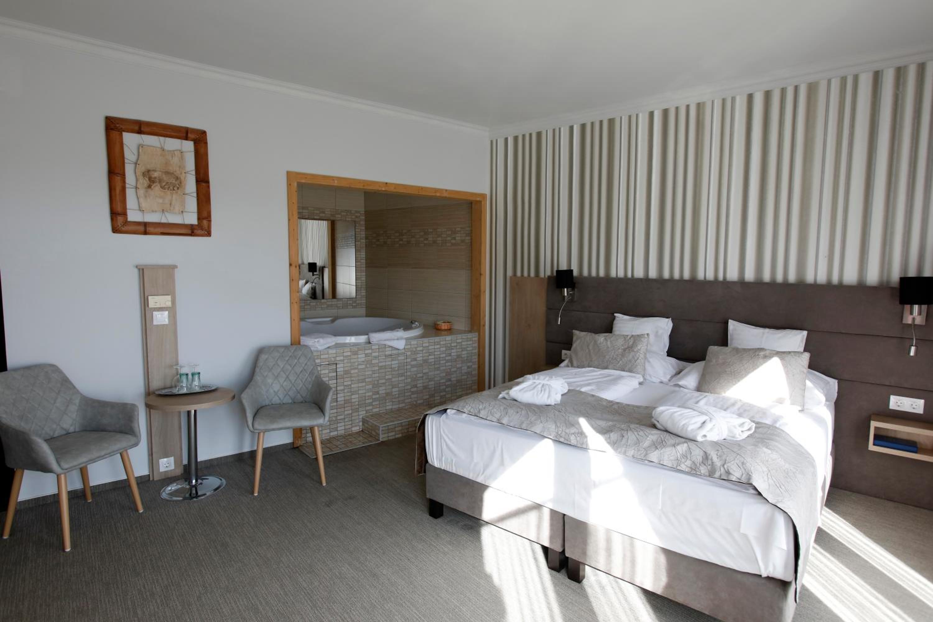 Queen Room with Spa Bath photo 1