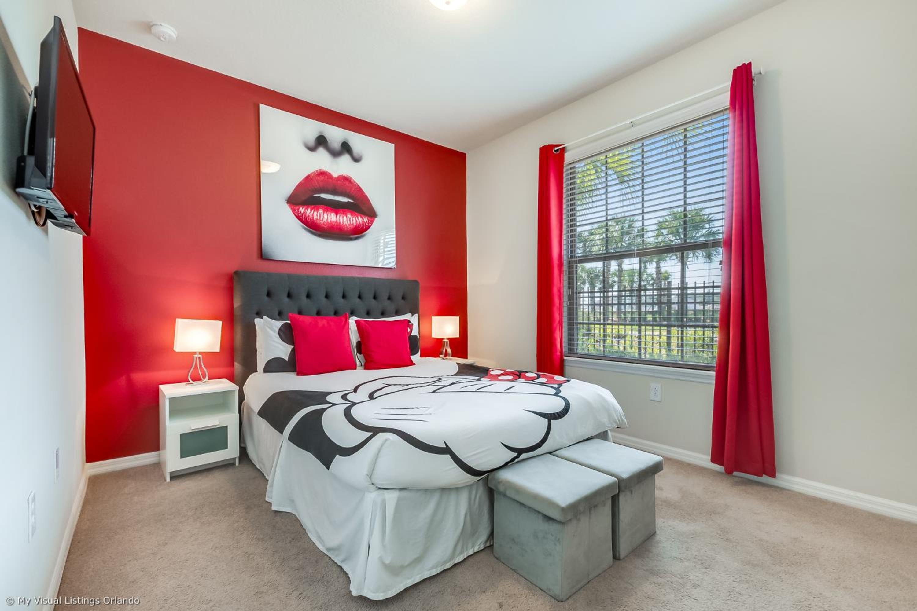 Five-Bedroom House - Photo 1