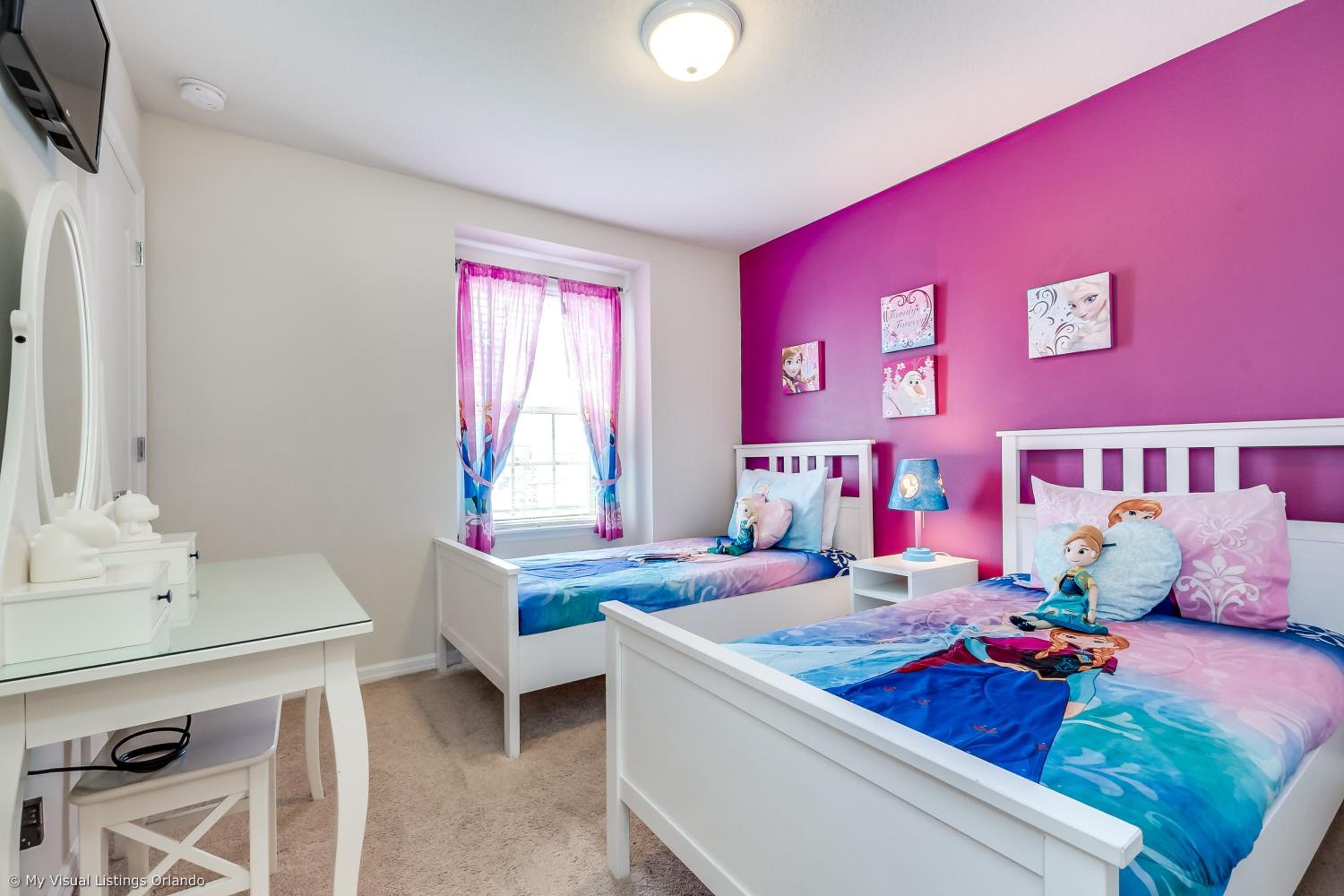Five-Bedroom House - Photo 34