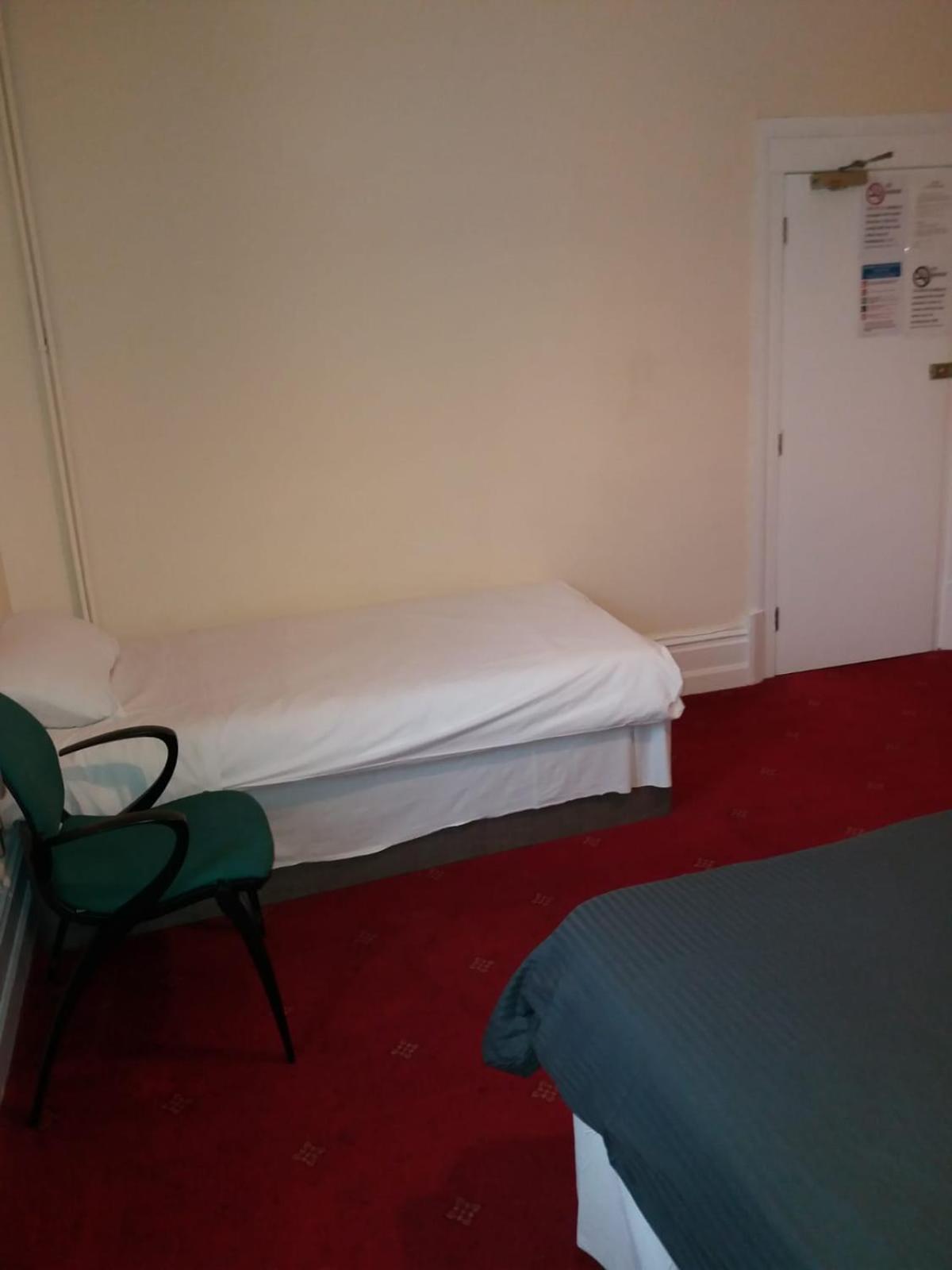 Standard Twin Room with Shared Bathroom photo 3