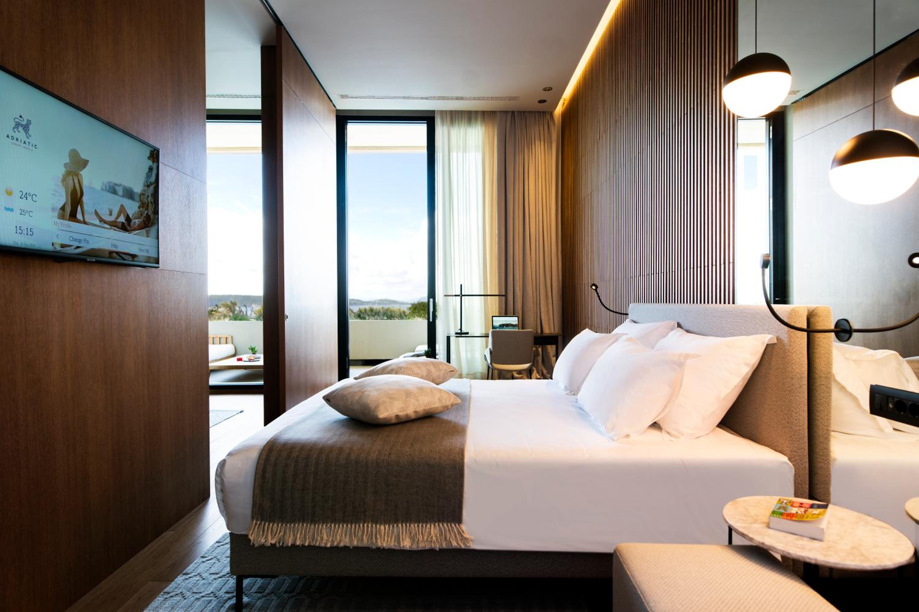 Ambassador Suite with Sea View and Balcony - Photo 7