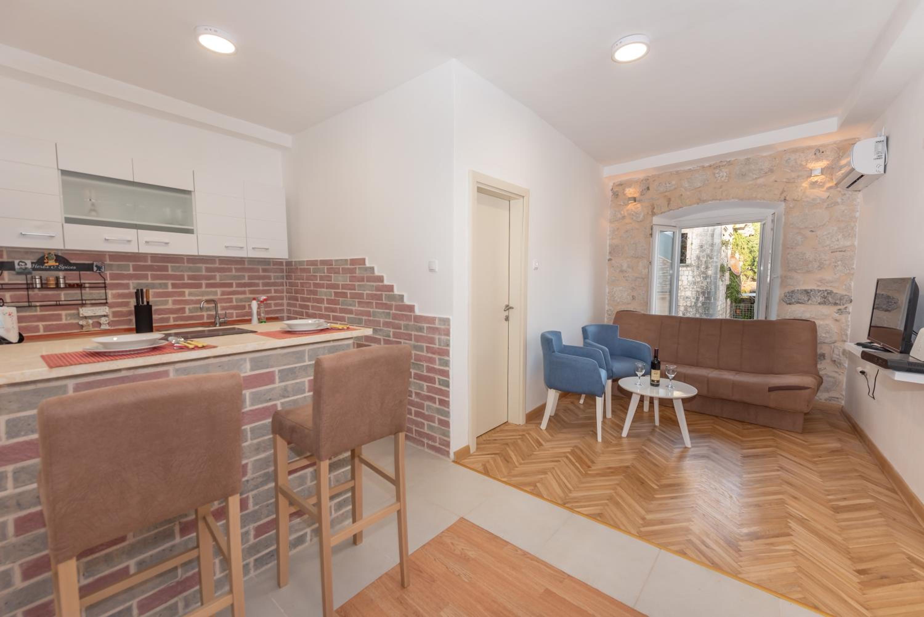 One-Bedroom Apartment photo 2
