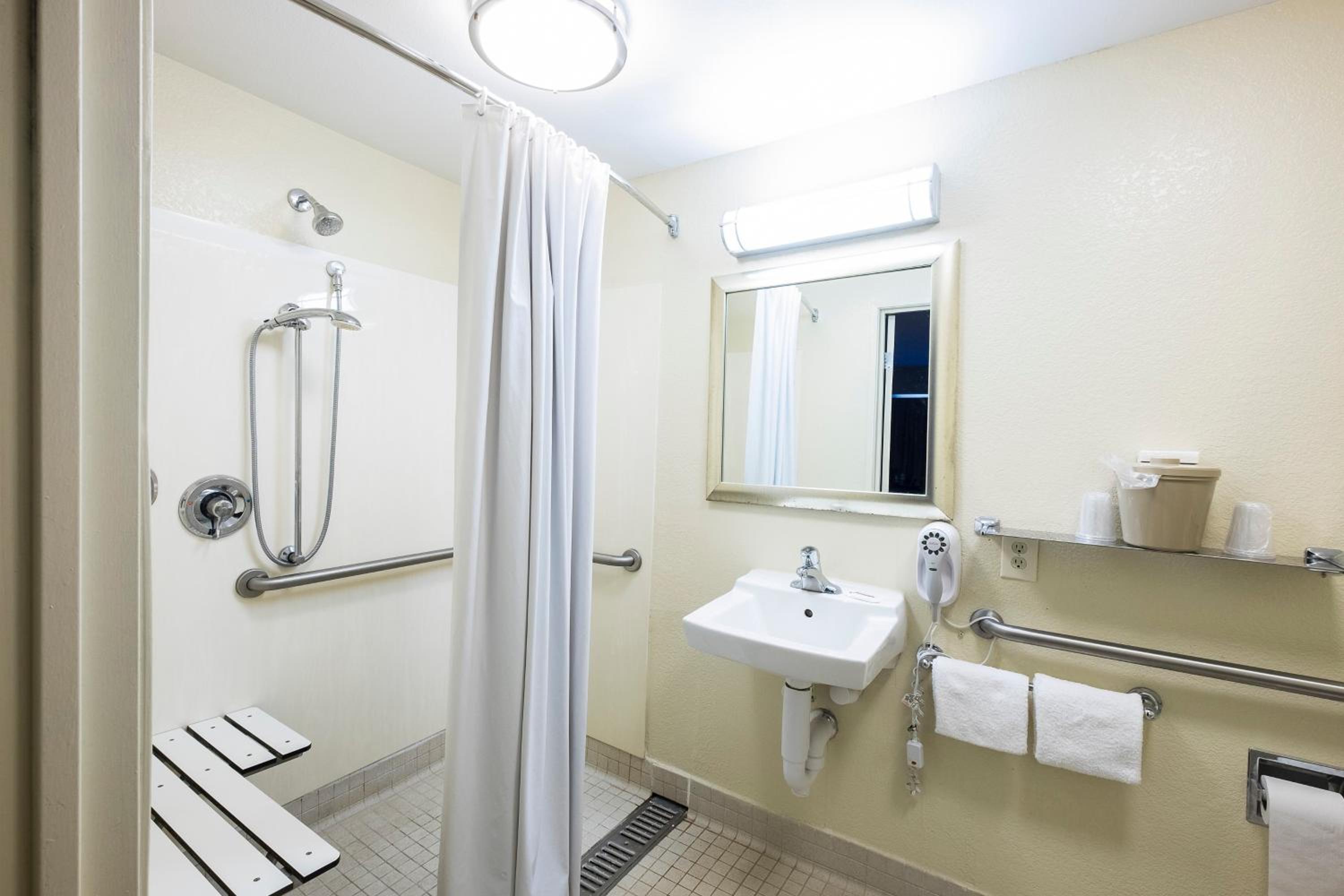 Deluxe King Room Disability Access Roll-ln Shower Smoke Free - Photo 6