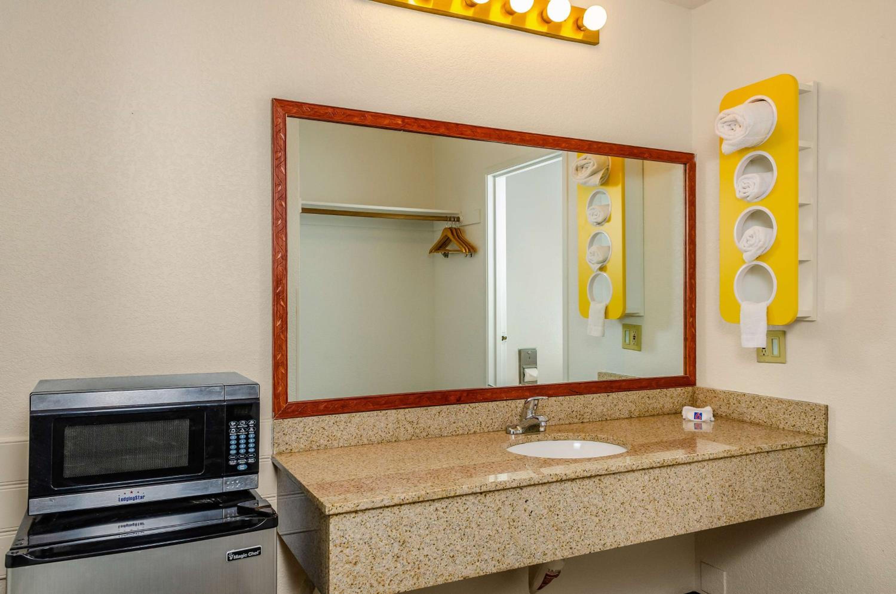 Standard King Room - Non-Smoking  - Photo 6