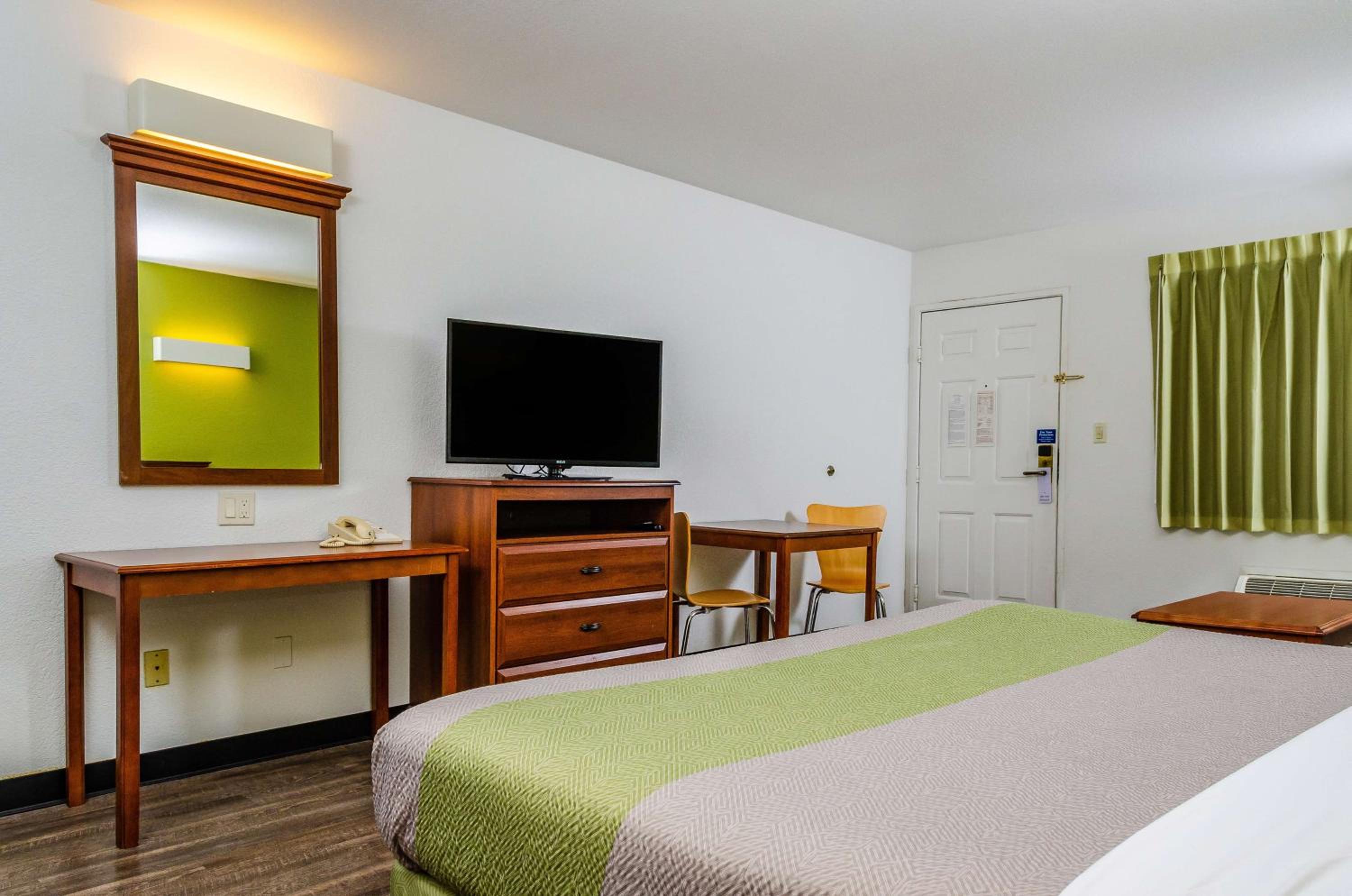 Standard King Room - Non-Smoking  - Photo 8