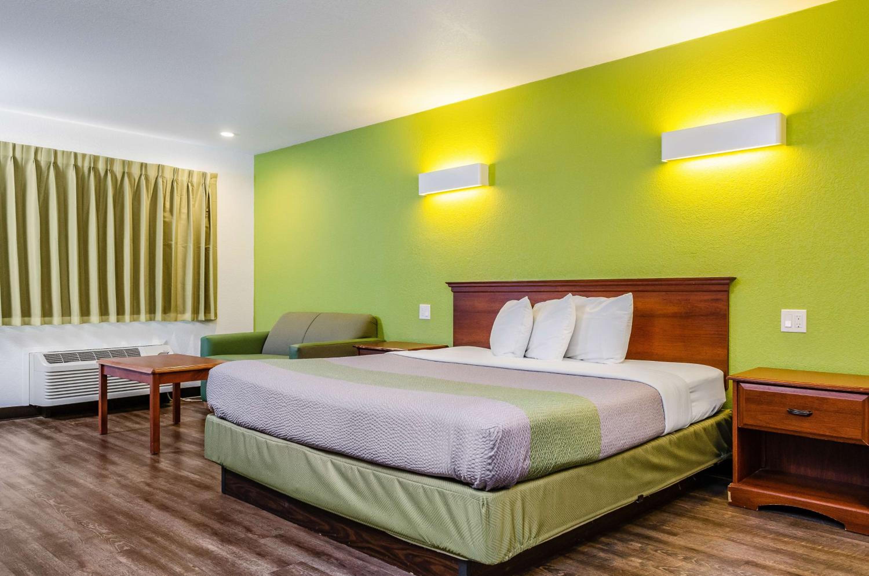 Standard King Room - Non-Smoking  - Photo 9