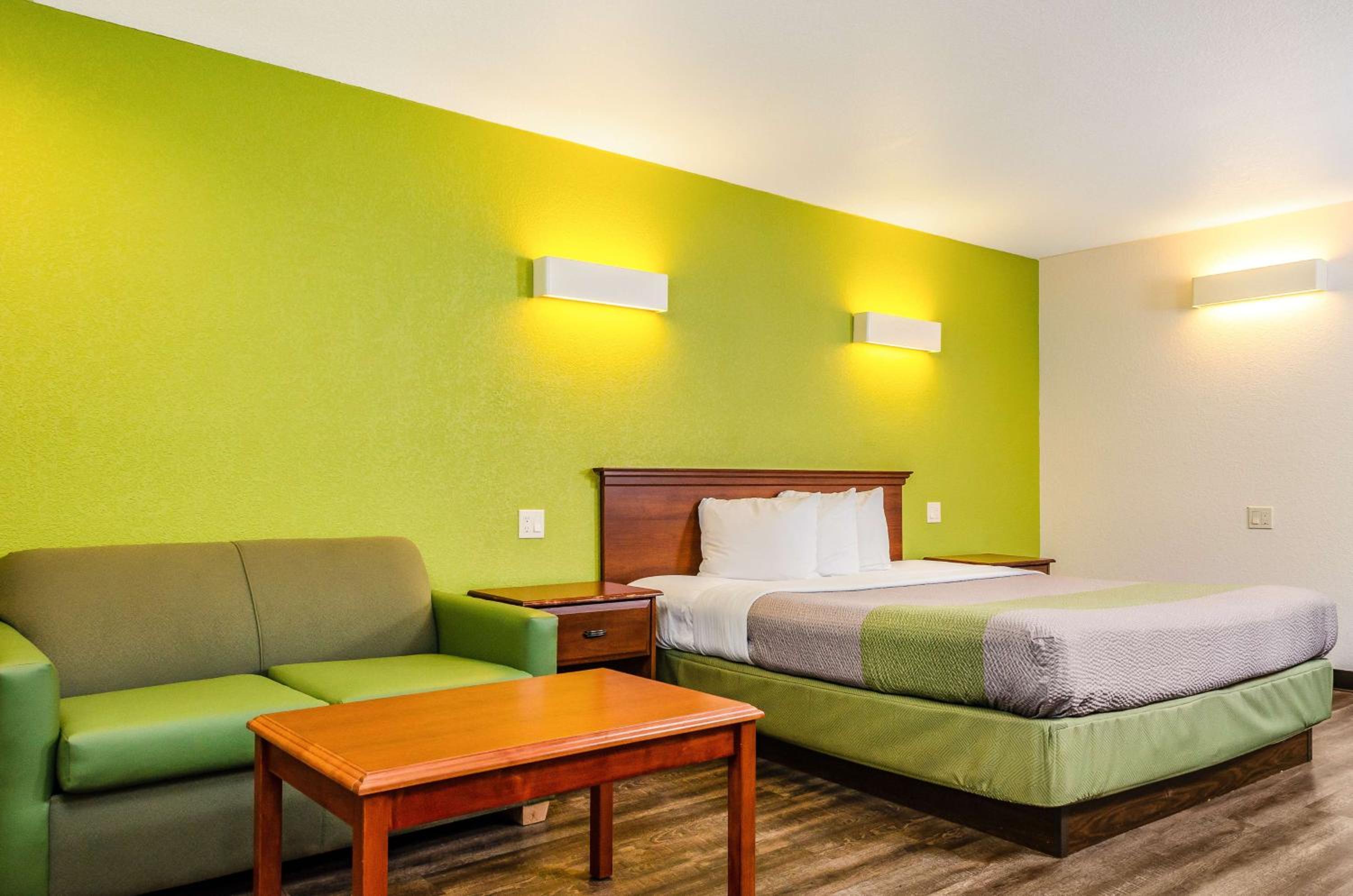 Standard King Room - Non-Smoking  - Photo 10