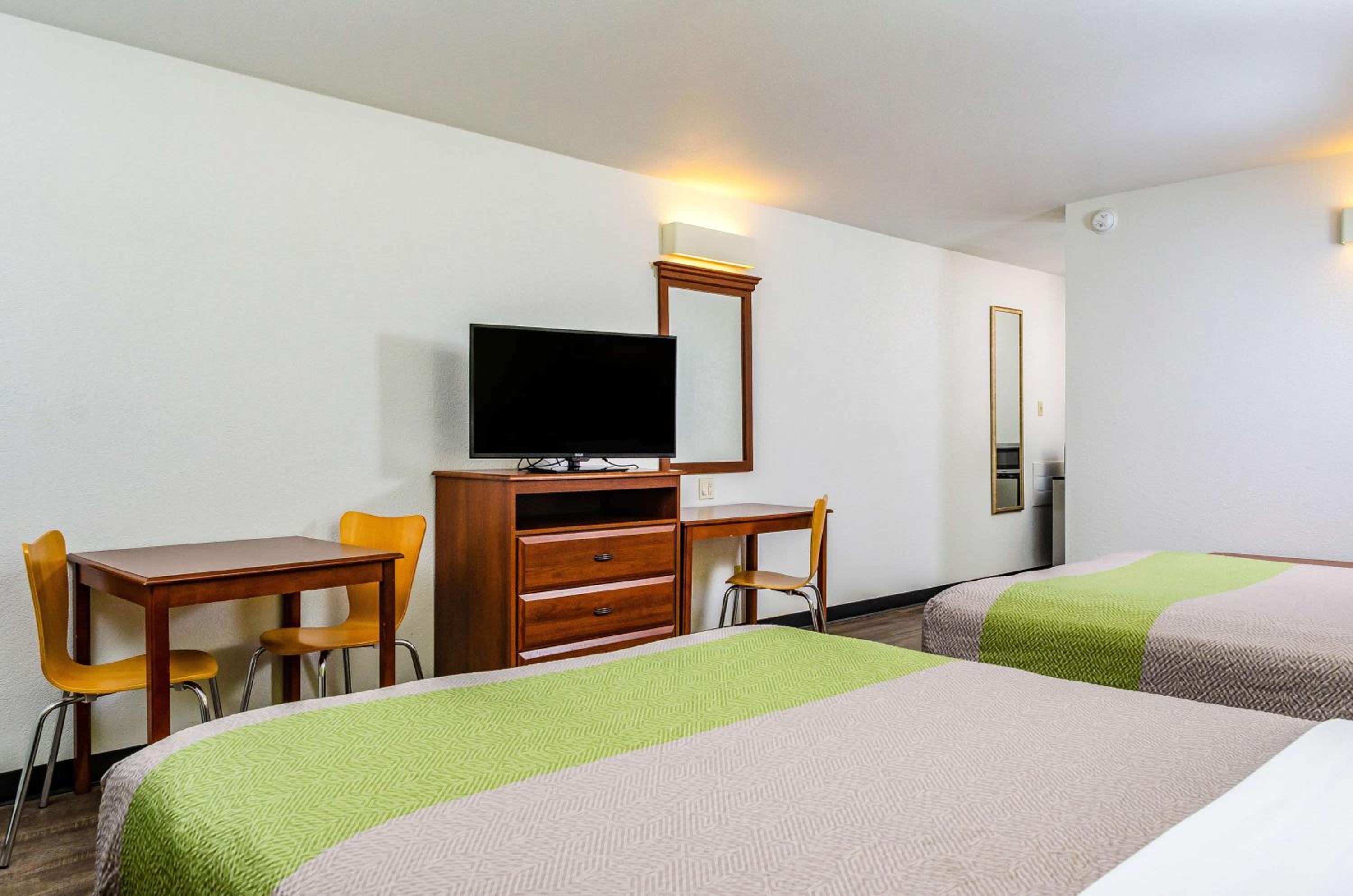 Queen Room with Two Queen Beds - Non-Smoking - Photo 4
