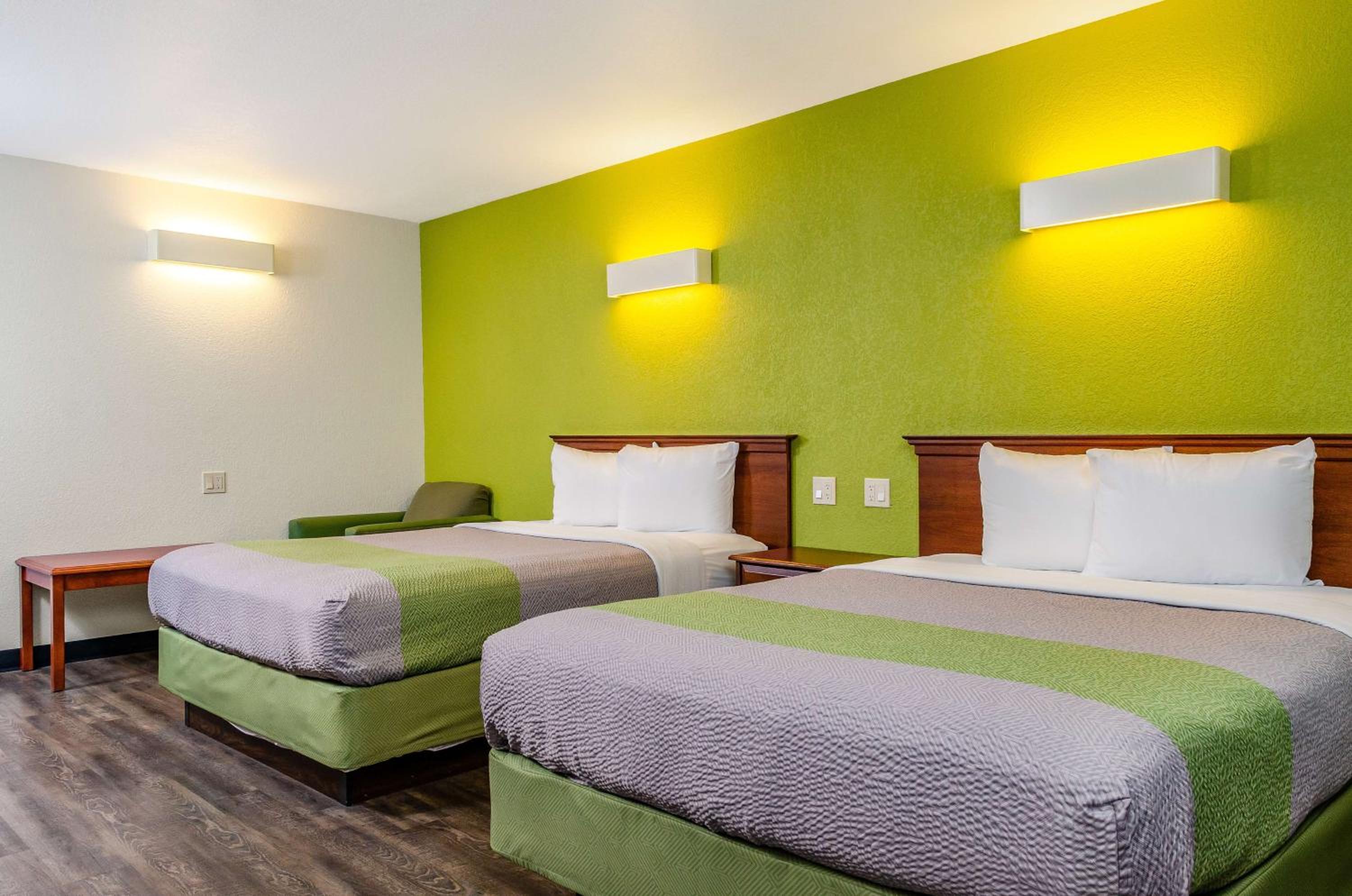 Queen Room with Two Queen Beds - Non-Smoking - Photo 2