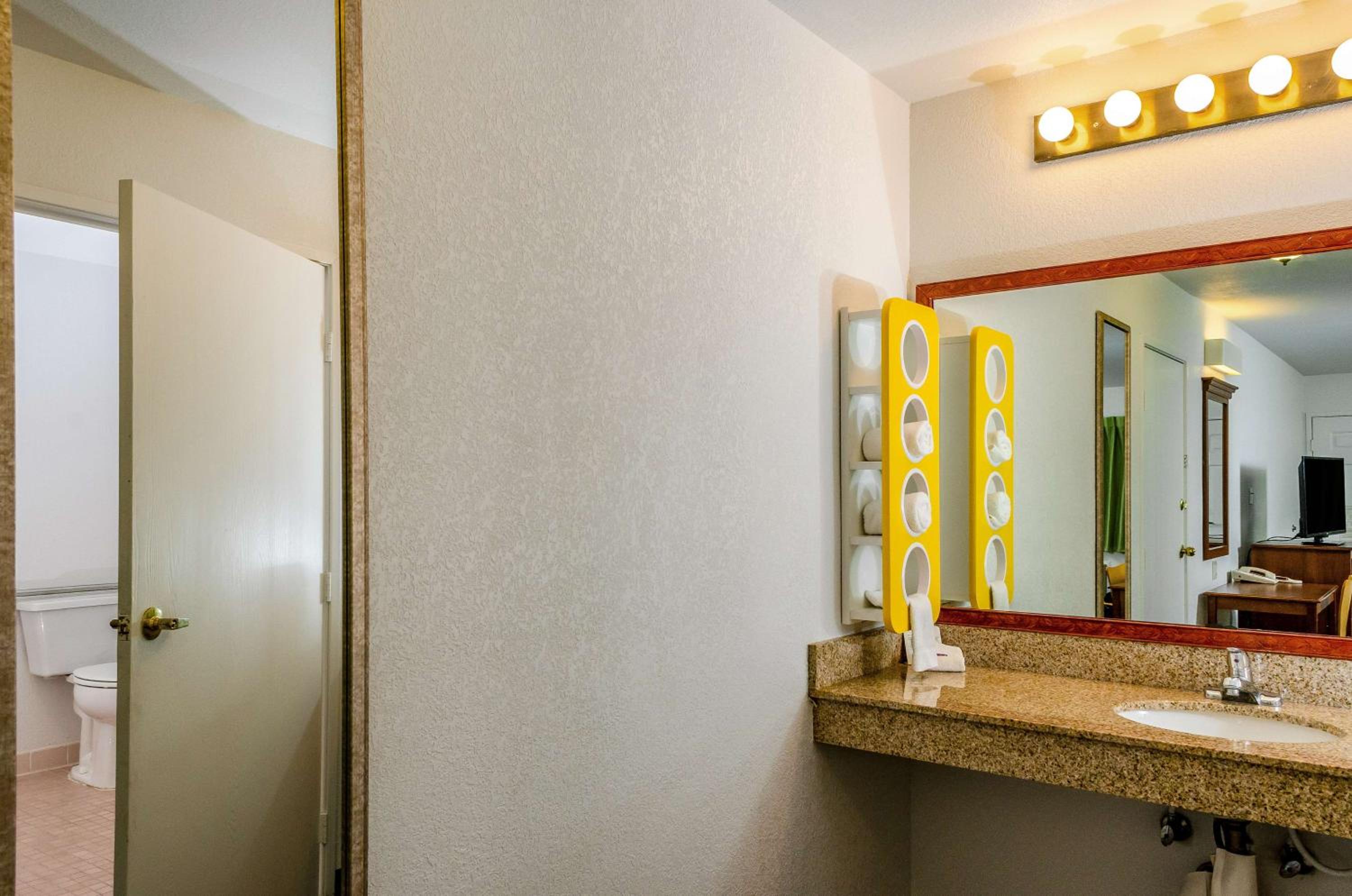 Standard King Room - Non-Smoking  - Photo 11