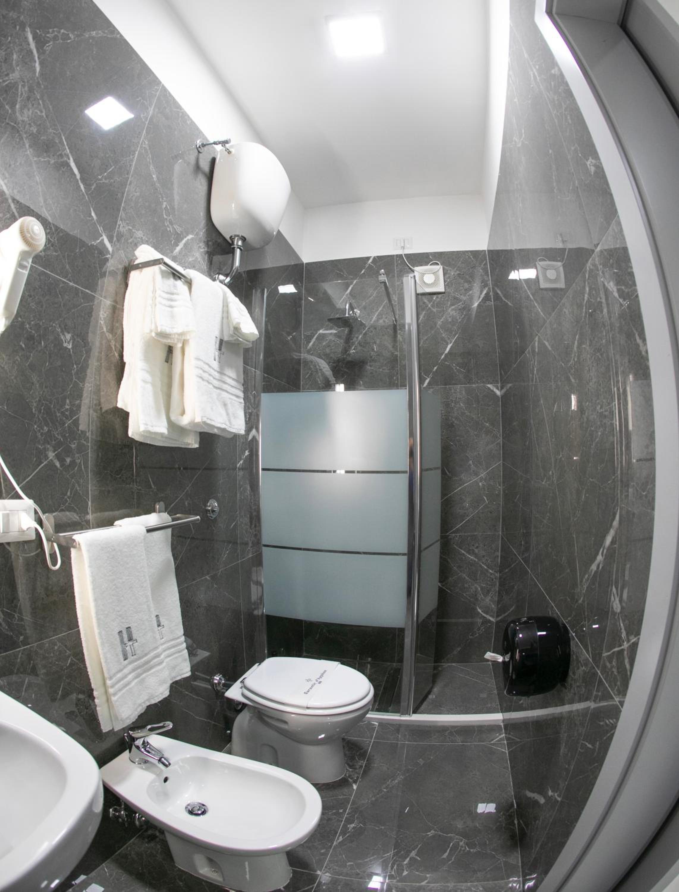 Double Room - Photo 5