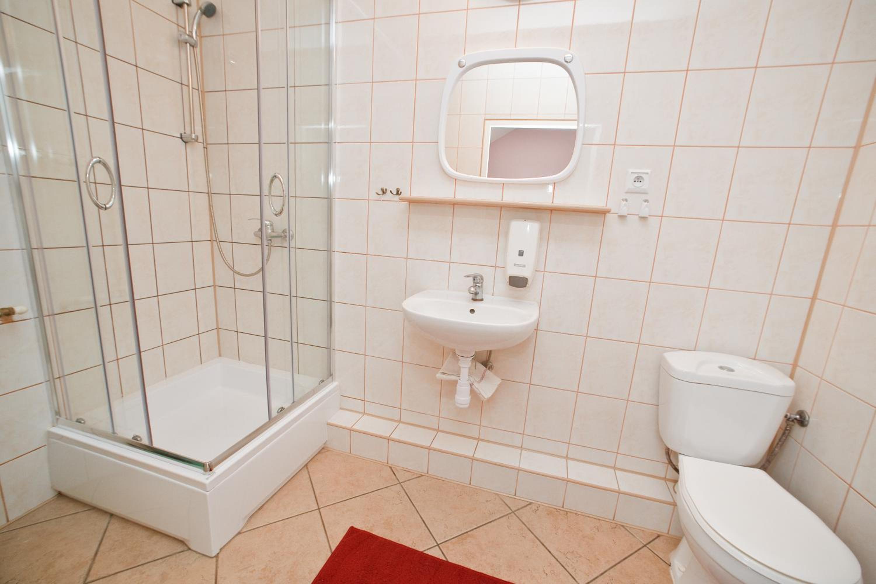 Quadruple Room with Private Bathroom - Photo 6