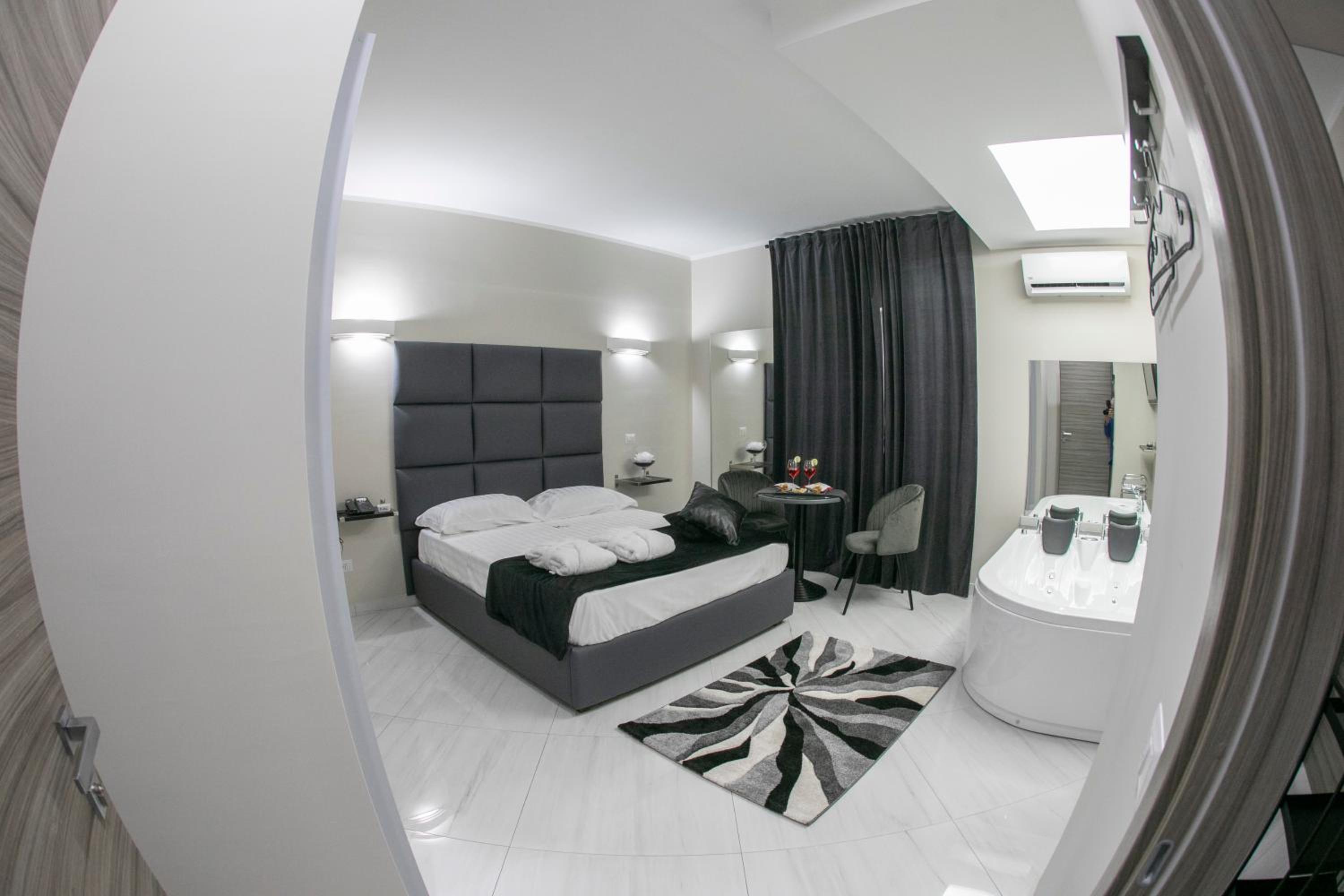 Suite with Hot Tub - Photo 10