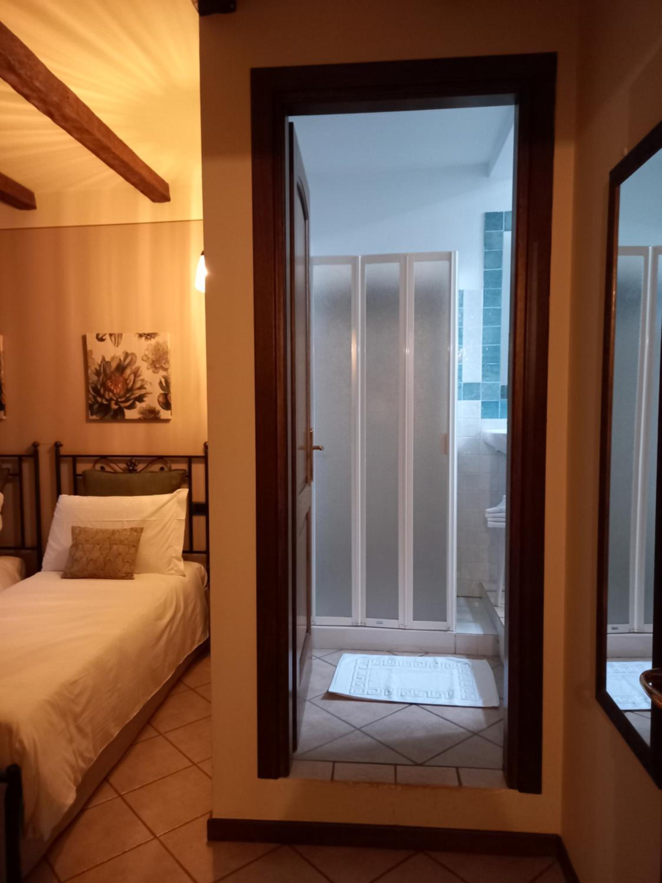 Standard Single Room with Shower photo 3