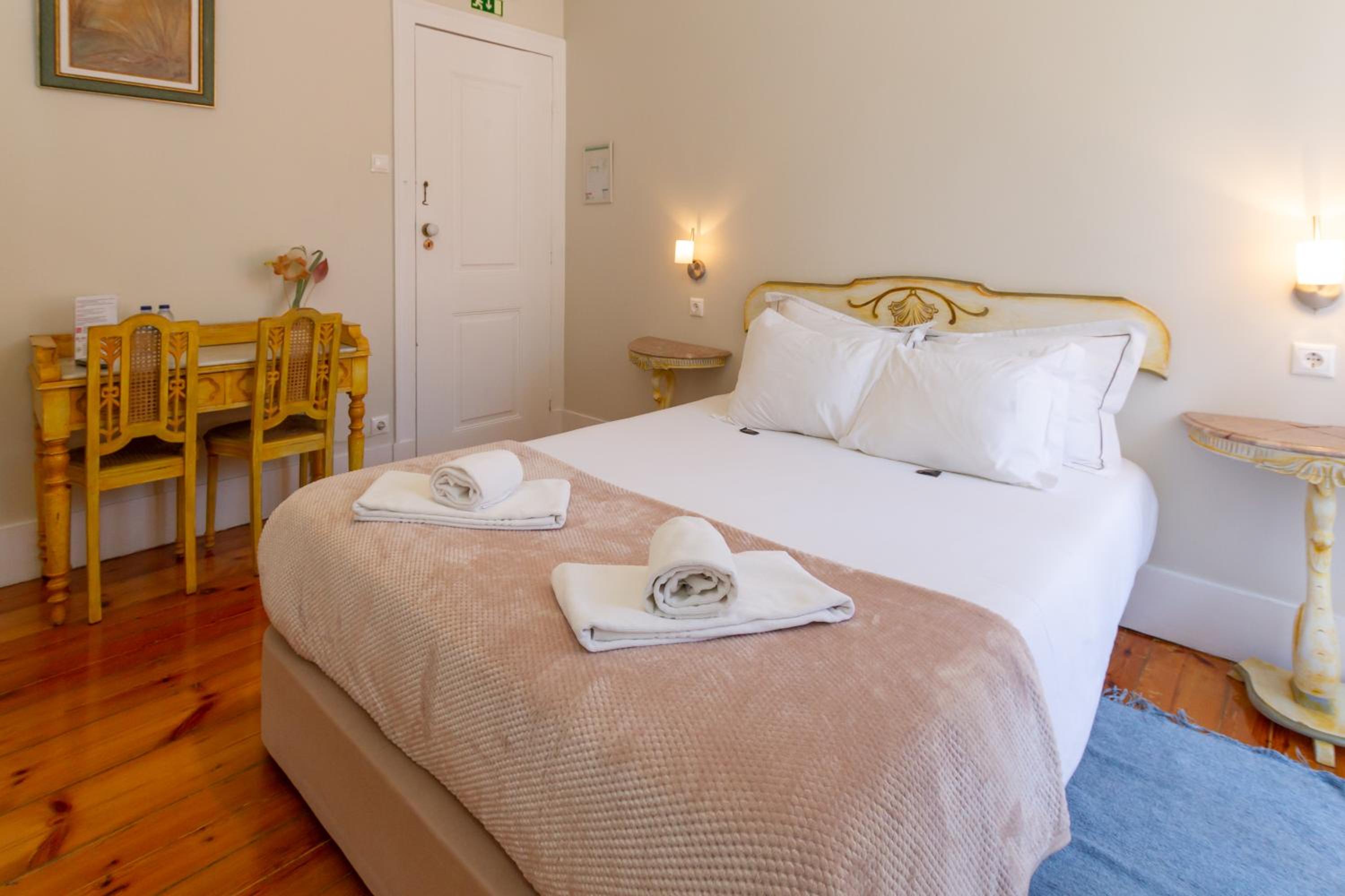 Double or Twin Room - Photo 9